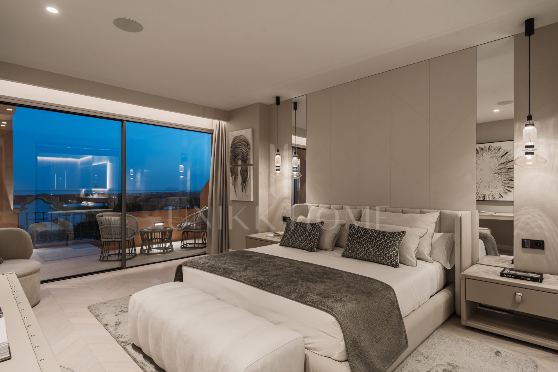 Impresionante apartamento de cuatro dormitorios recientemente renovado en Les Belvédères, Nueva Andalucía.