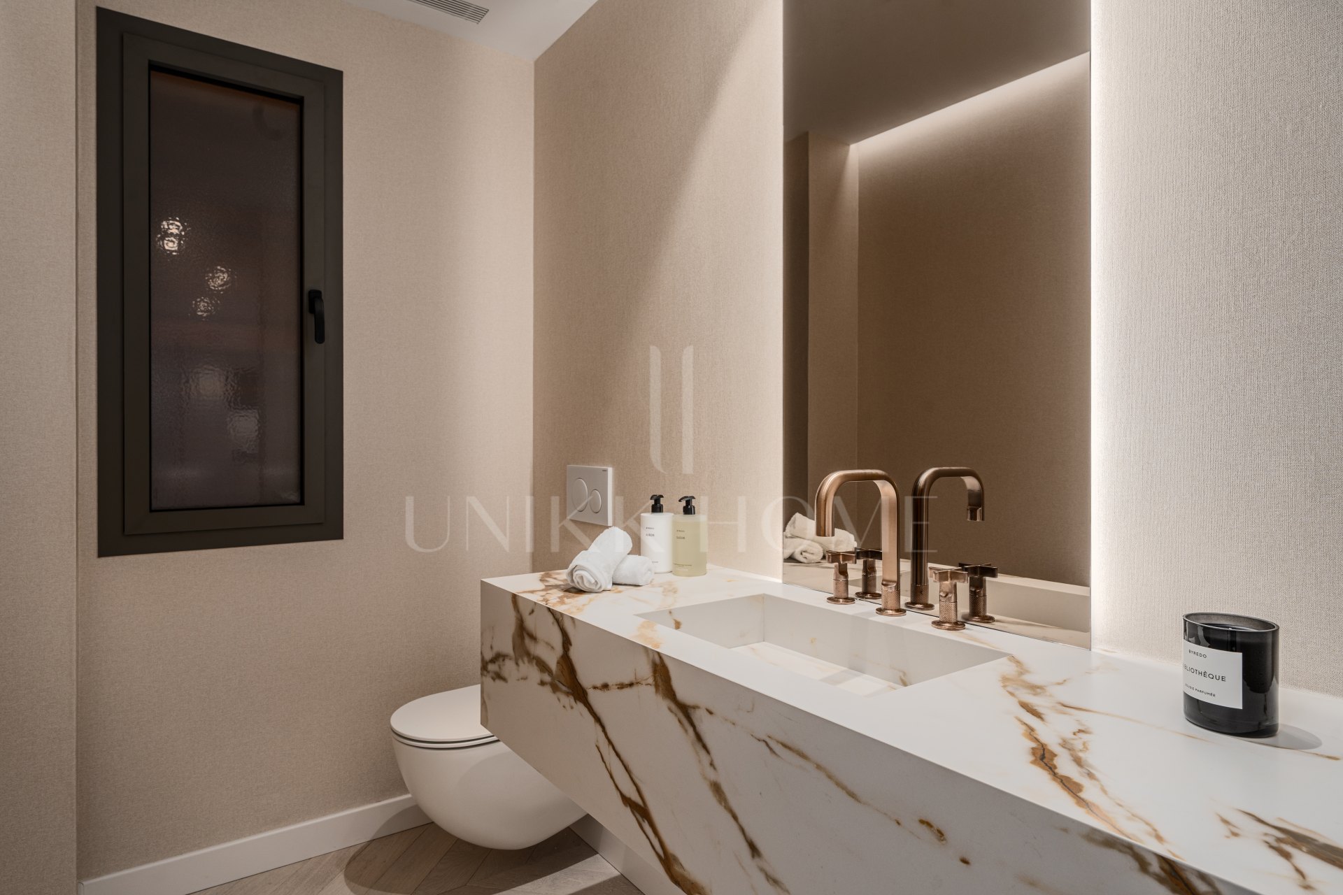 Impresionante apartamento de cuatro dormitorios recientemente renovado en Les Belvédères, Nueva Andalucía.