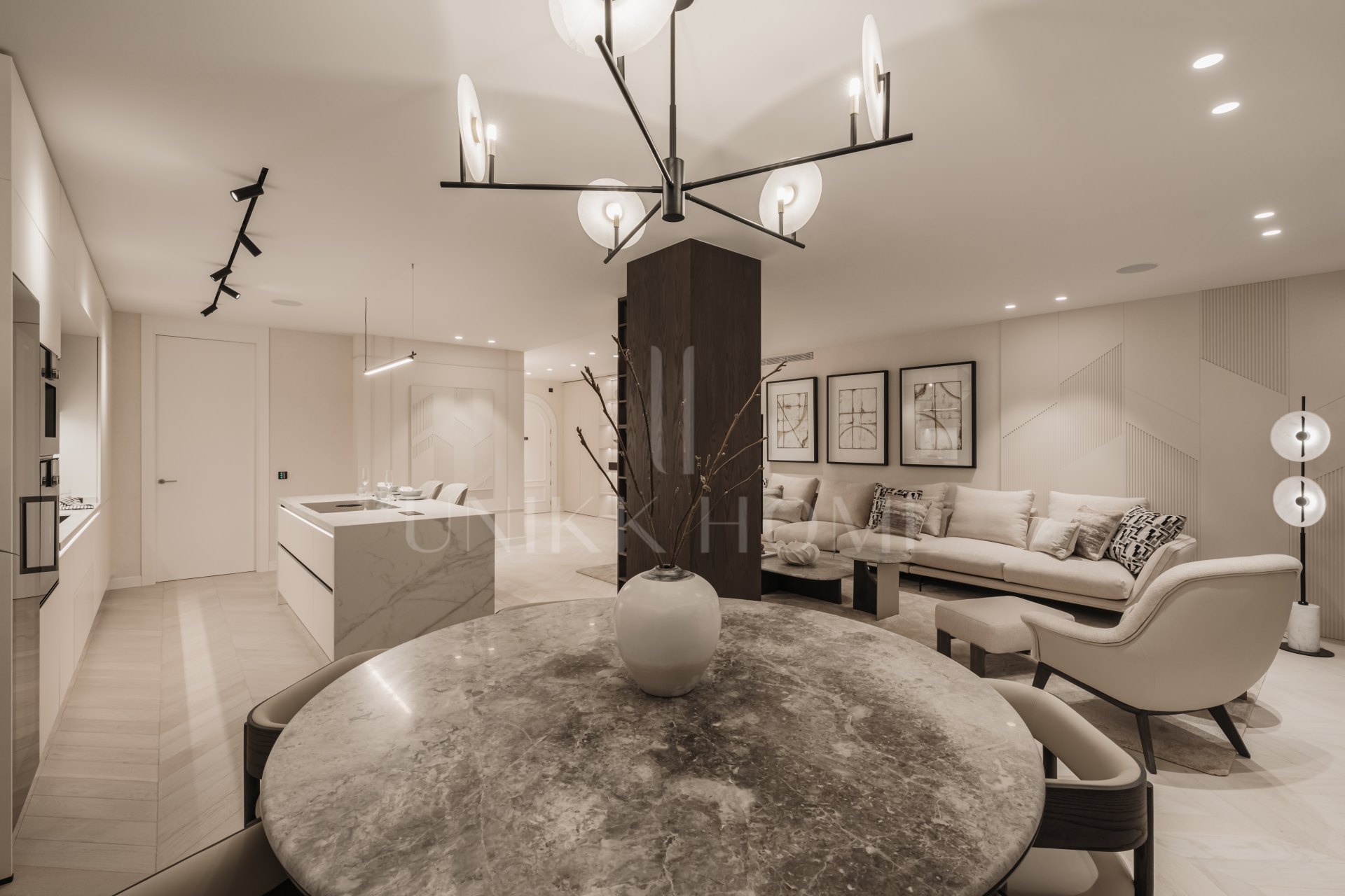 Impresionante apartamento de cuatro dormitorios recientemente renovado en Les Belvédères, Nueva Andalucía.