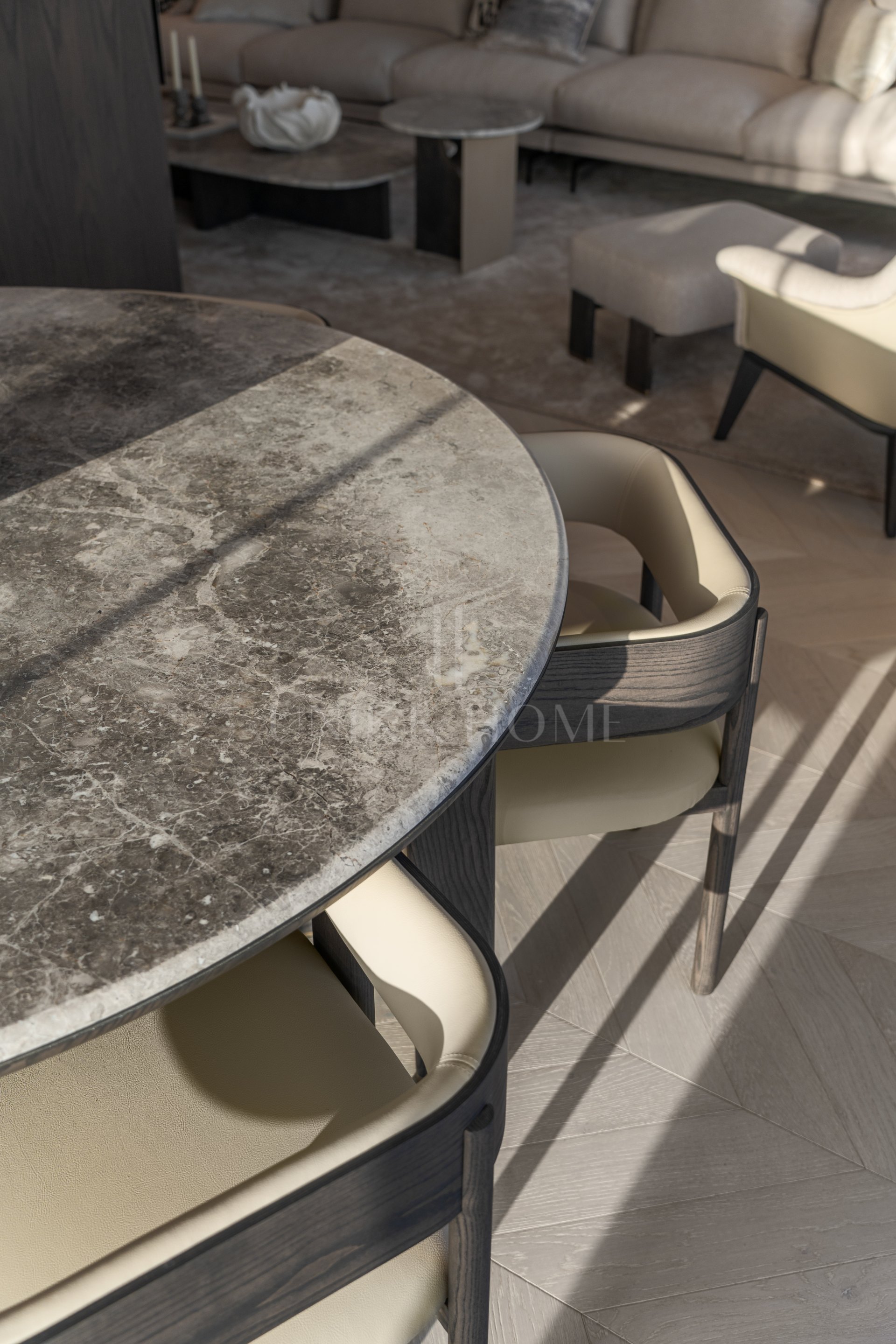 Impresionante apartamento de cuatro dormitorios recientemente renovado en Les Belvédères, Nueva Andalucía.