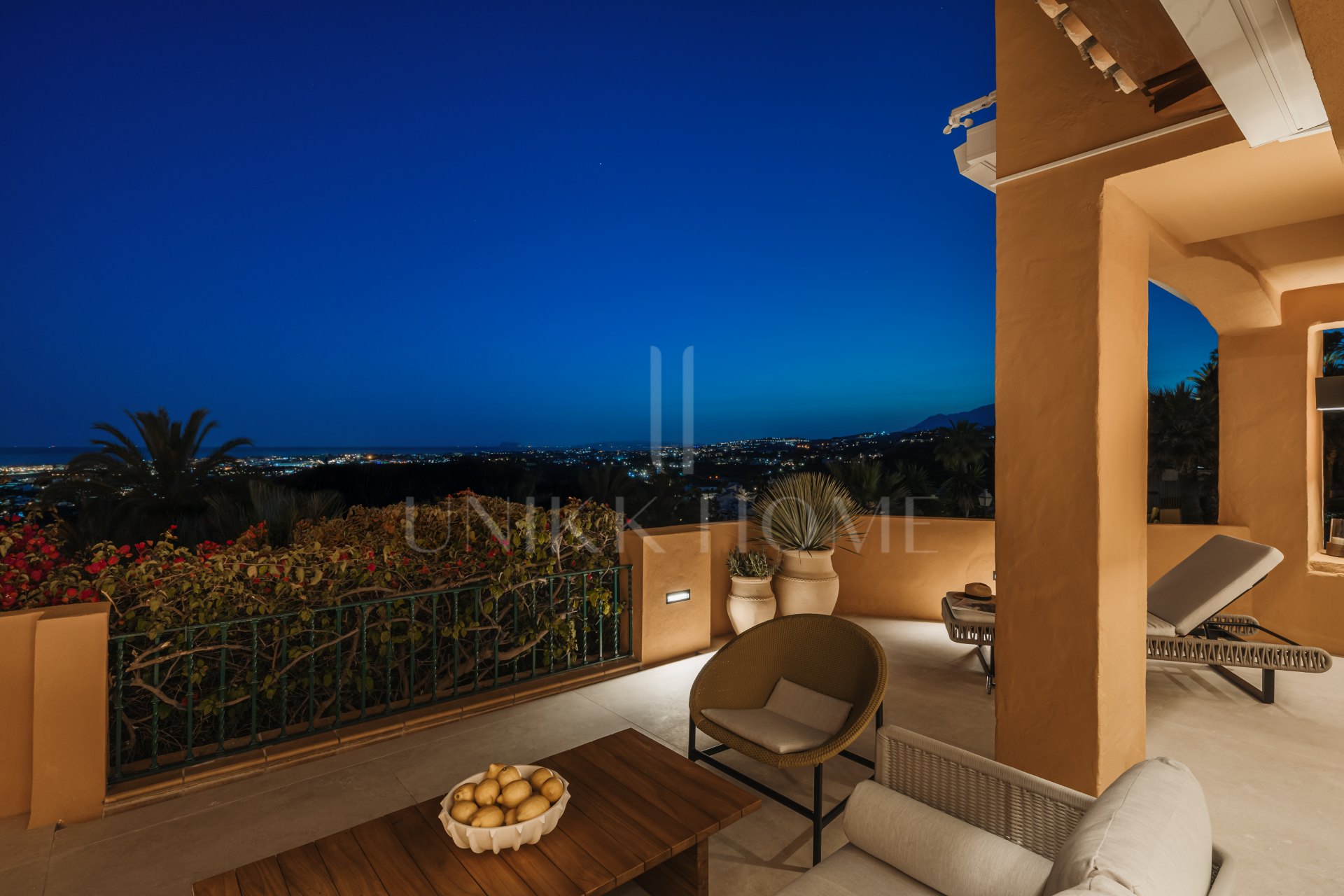 Impresionante apartamento de cuatro dormitorios recientemente renovado en Les Belvédères, Nueva Andalucía.