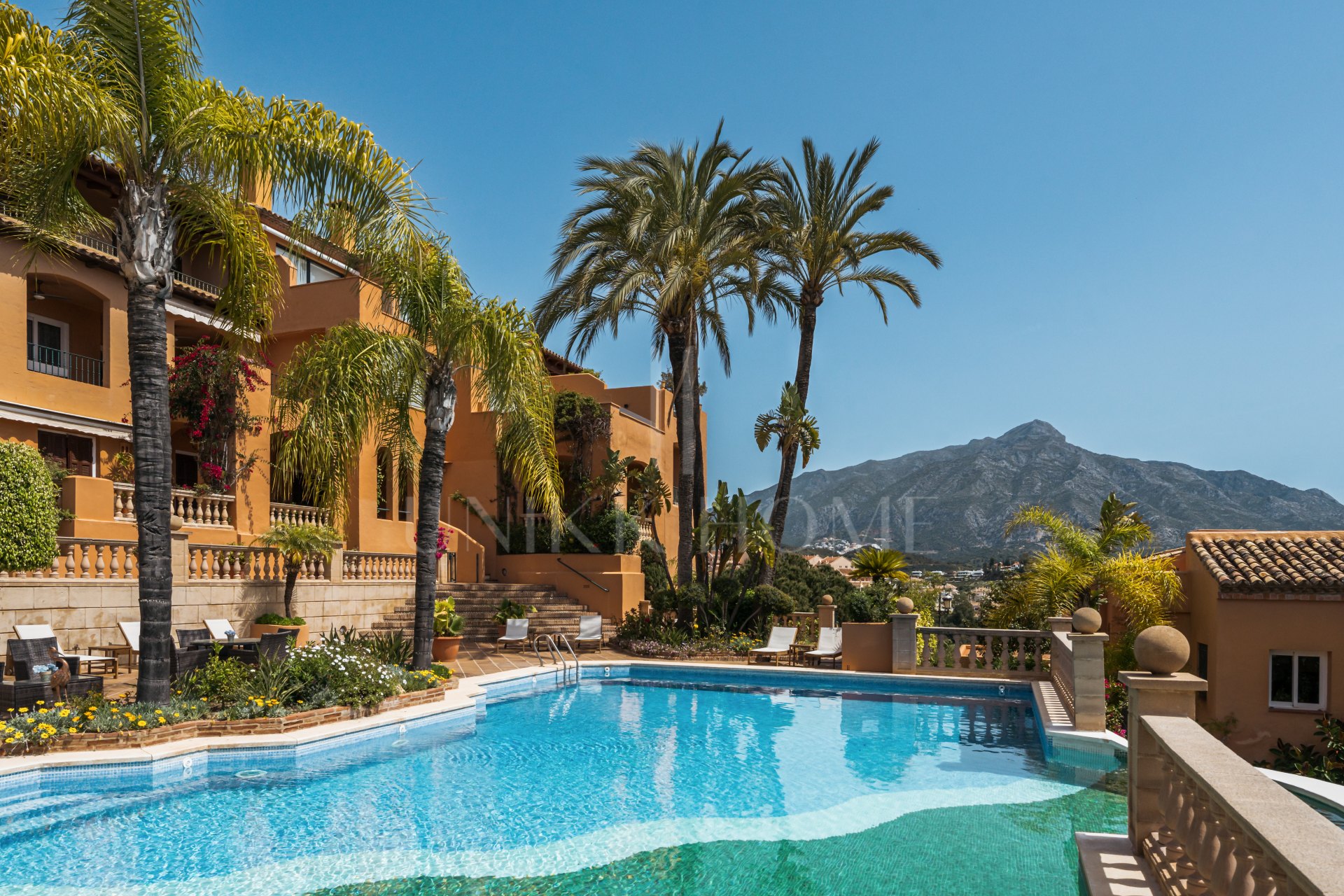 Impresionante apartamento de cuatro dormitorios recientemente renovado en Les Belvédères, Nueva Andalucía.