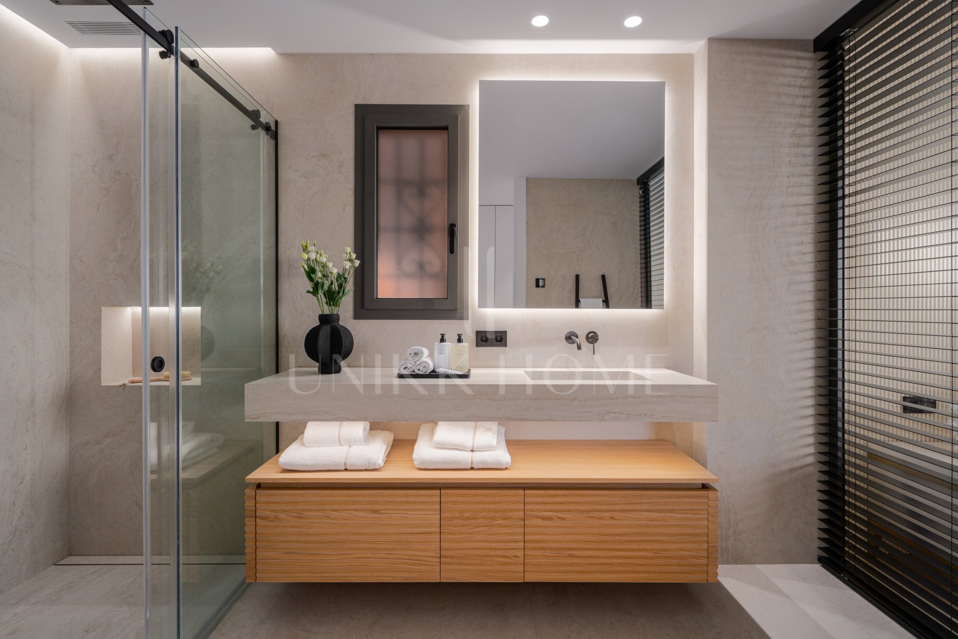 Impresionante apartamento de cuatro dormitorios recientemente renovado en Les Belvédères, Nueva Andalucía.