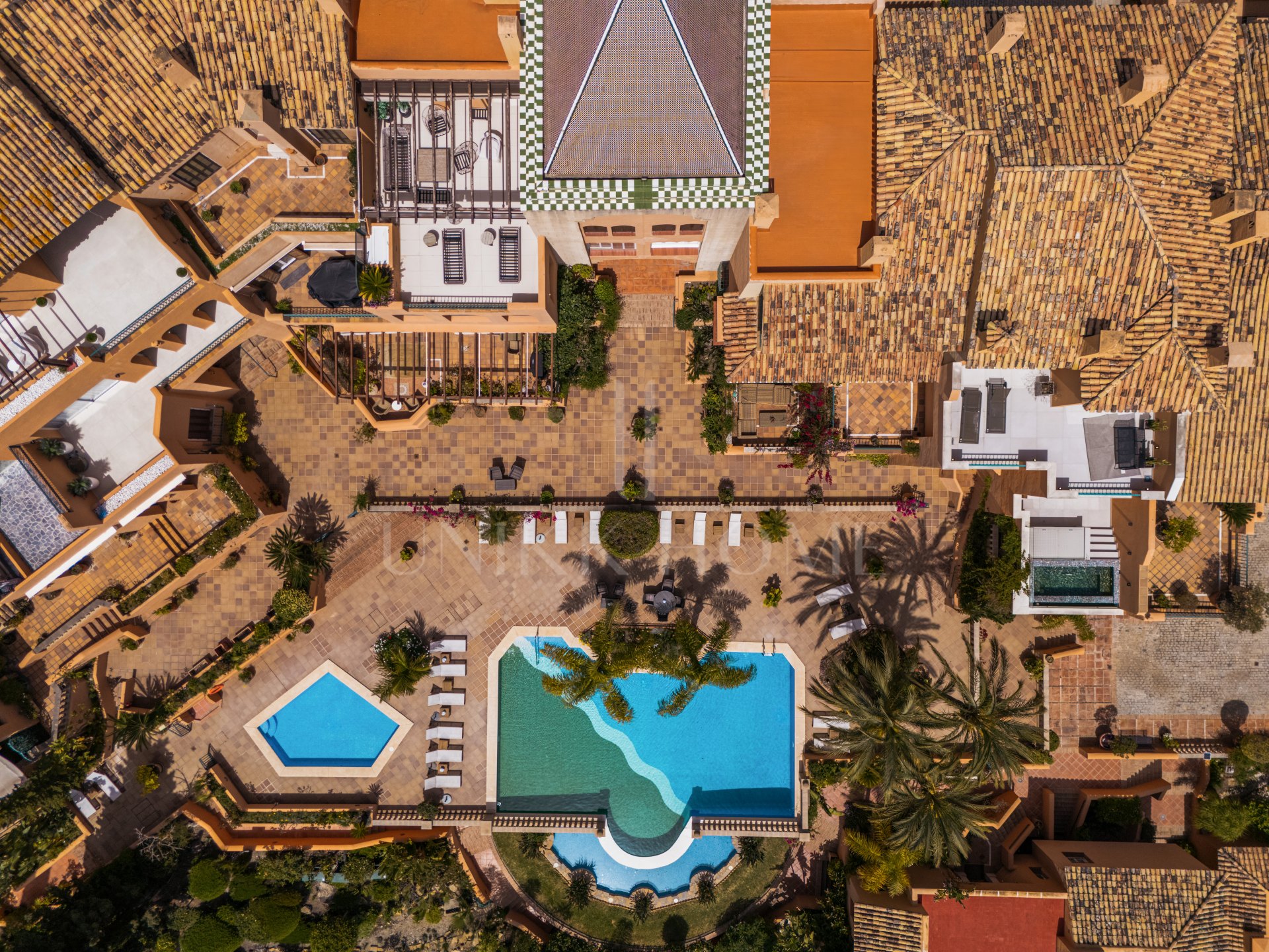 Impresionante apartamento de cuatro dormitorios recientemente renovado en Les Belvédères, Nueva Andalucía.