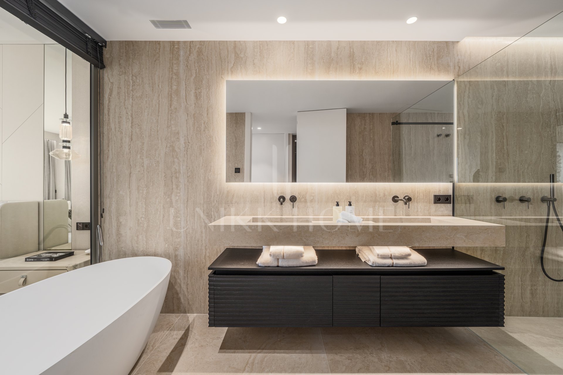 Impresionante apartamento de cuatro dormitorios recientemente renovado en Les Belvédères, Nueva Andalucía.