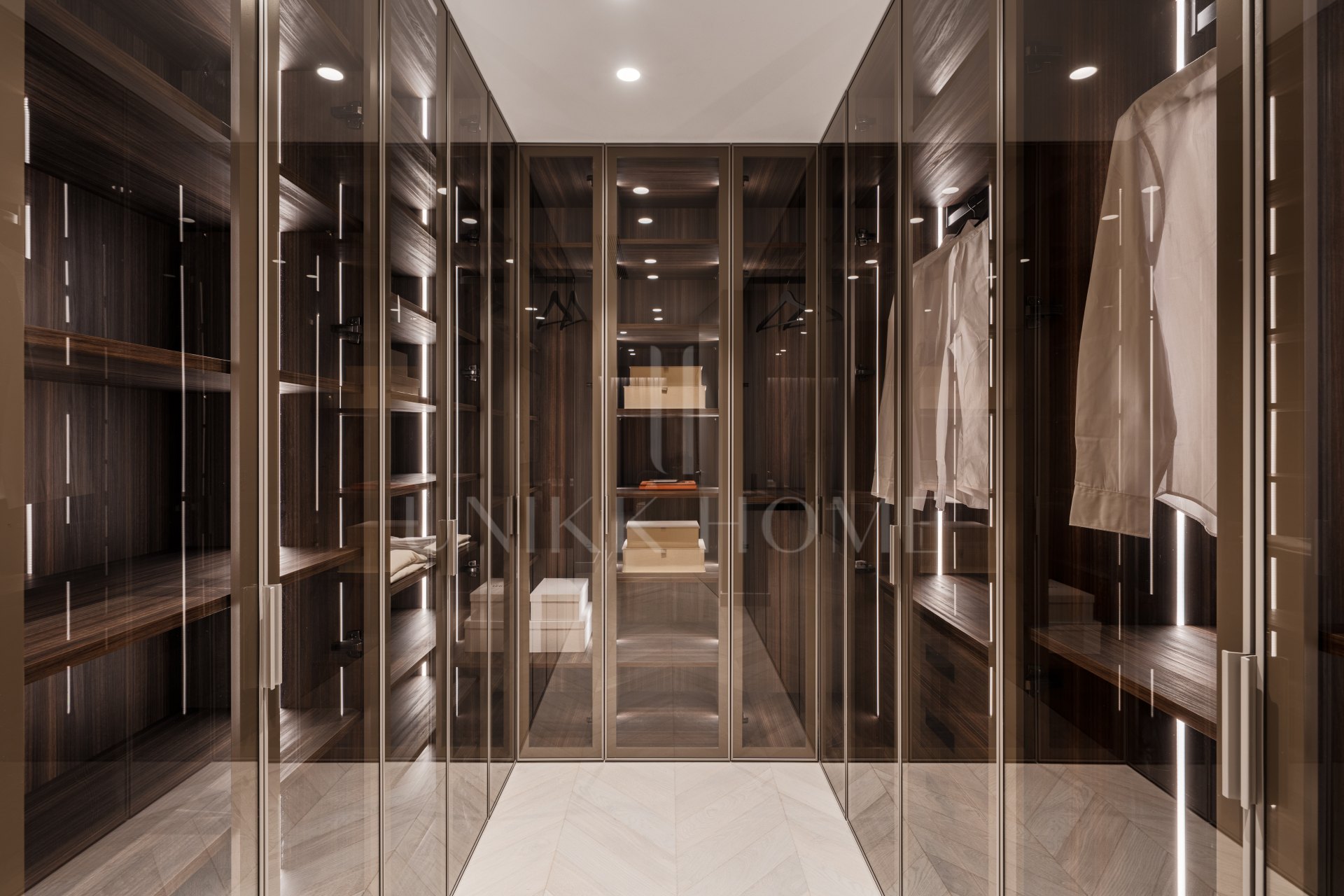 Impresionante apartamento de cuatro dormitorios recientemente renovado en Les Belvédères, Nueva Andalucía.