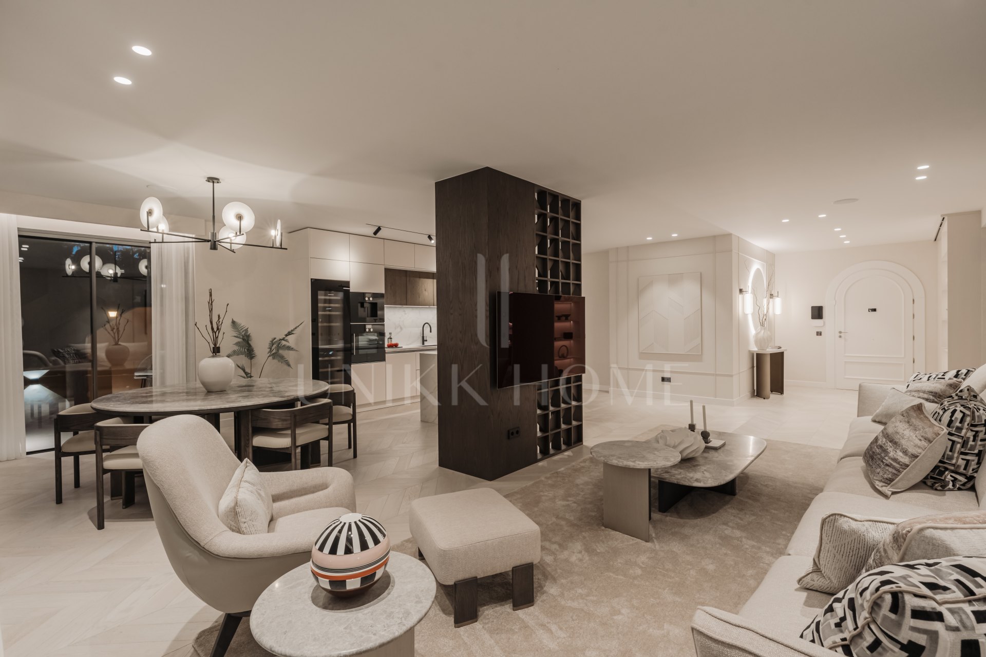 Impresionante apartamento de cuatro dormitorios recientemente renovado en Les Belvédères, Nueva Andalucía.