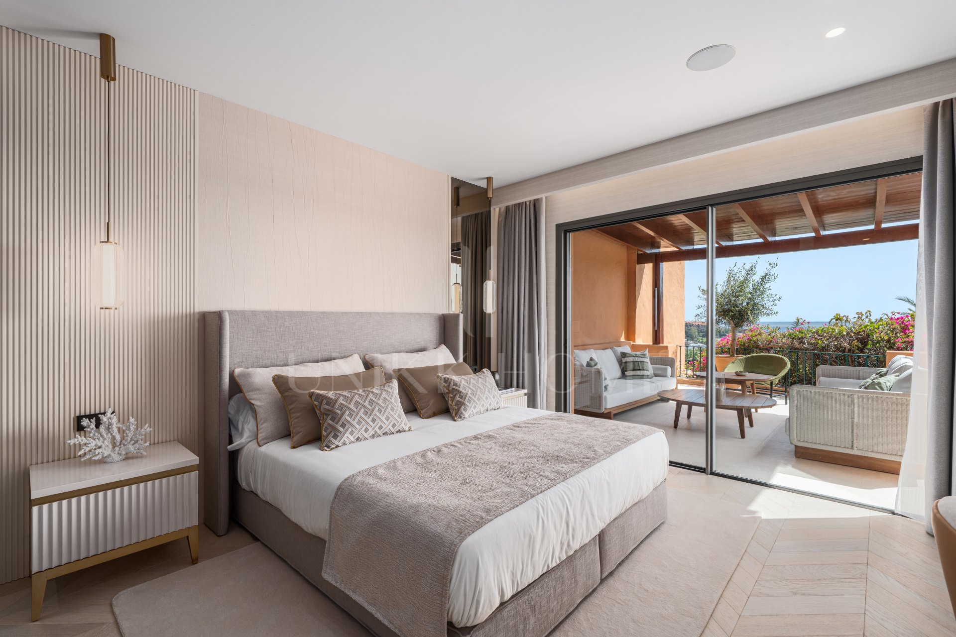 Impresionante apartamento de cuatro dormitorios recientemente renovado en Les Belvédères, Nueva Andalucía.