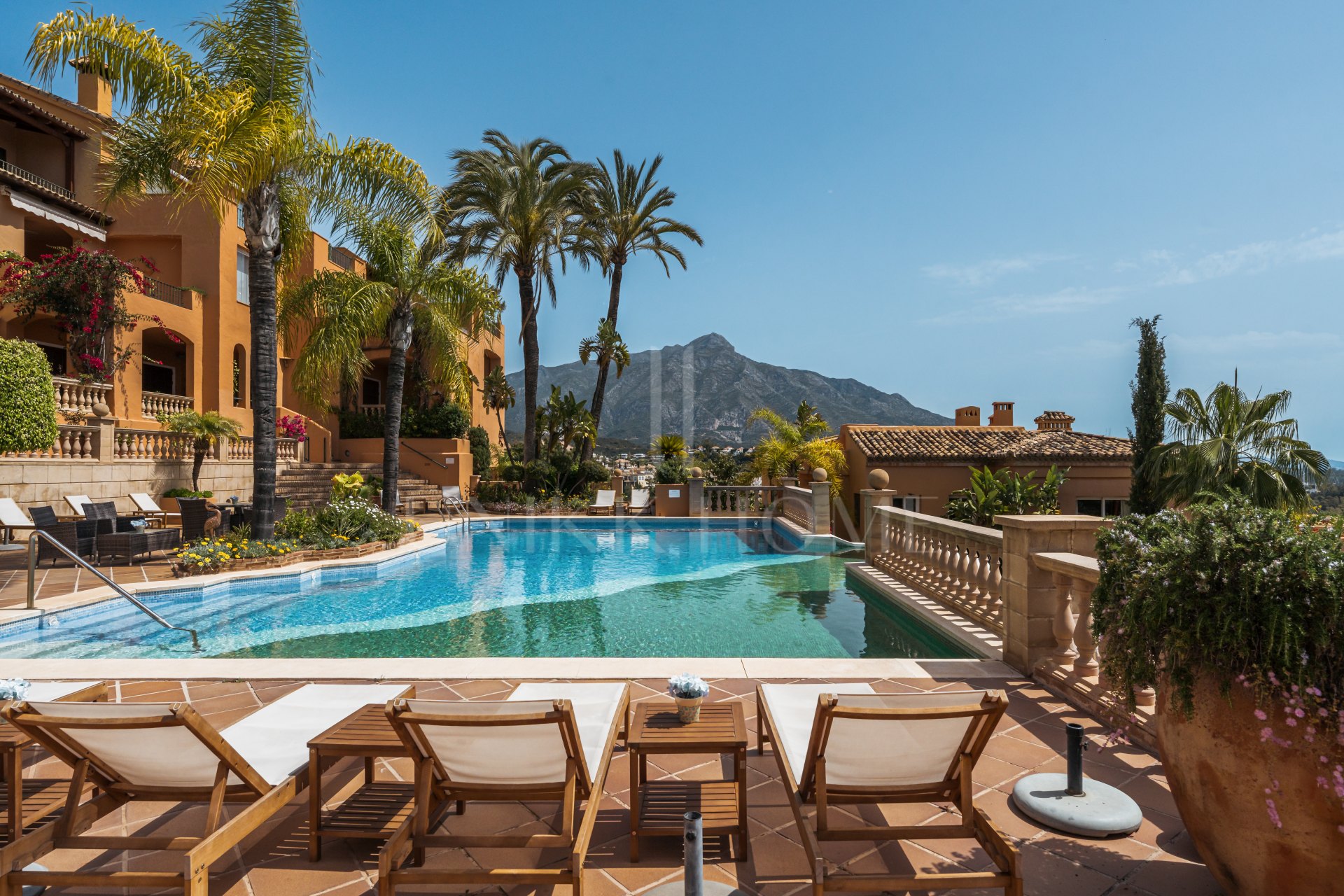 Impresionante apartamento de cuatro dormitorios recientemente renovado en Les Belvédères, Nueva Andalucía.