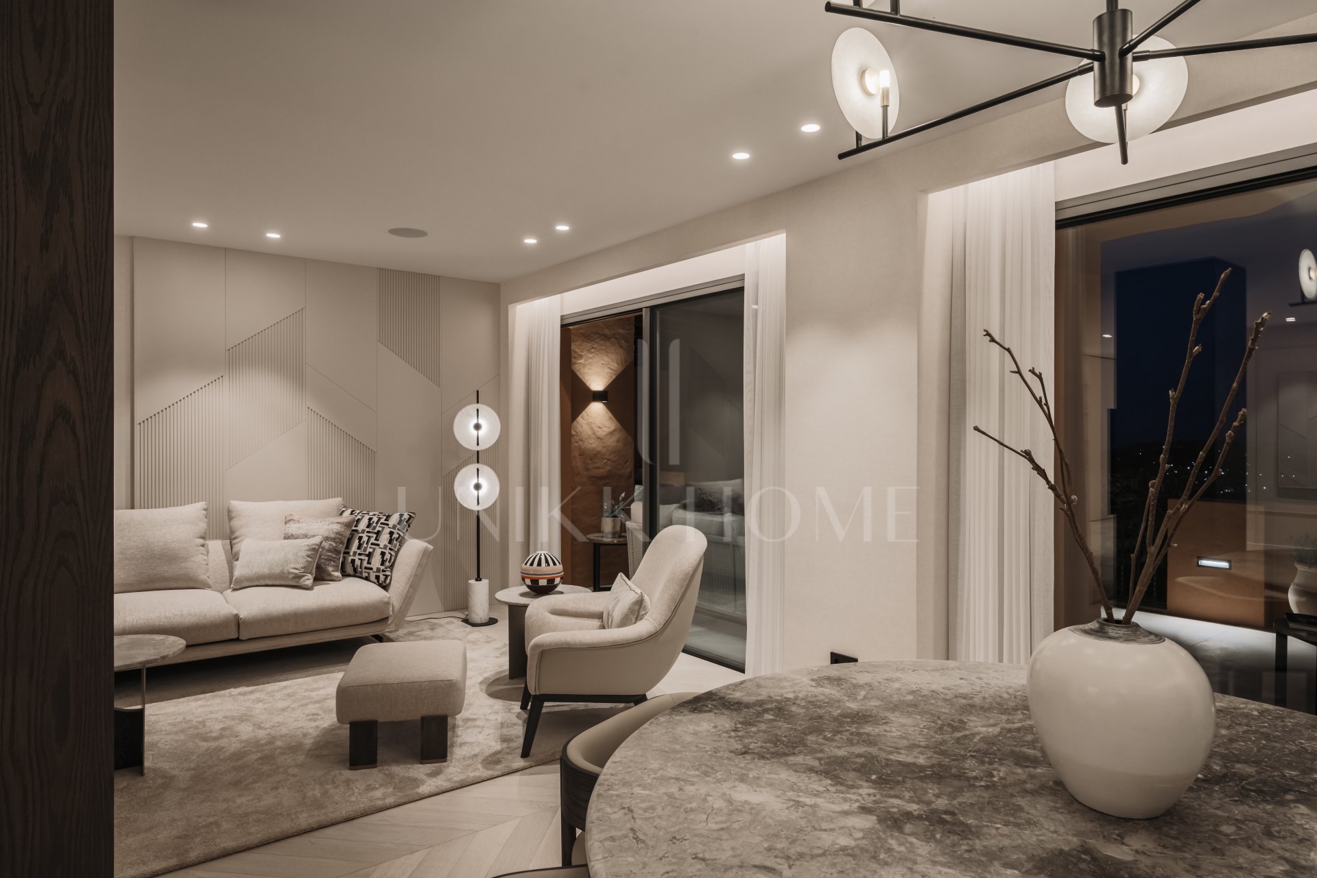 Impresionante apartamento de cuatro dormitorios recientemente renovado en Les Belvédères, Nueva Andalucía.