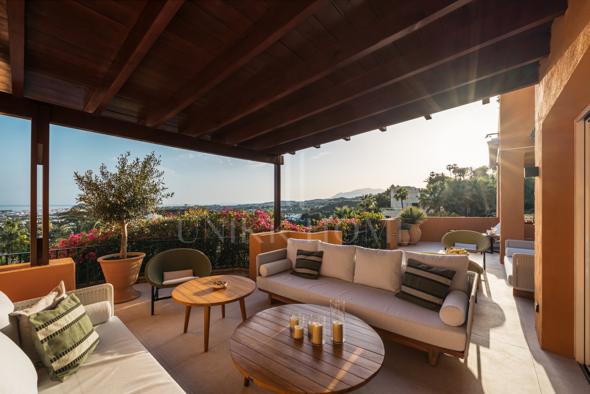 Impresionante apartamento de cuatro dormitorios recientemente renovado en Les Belvédères, Nueva Andalucía.