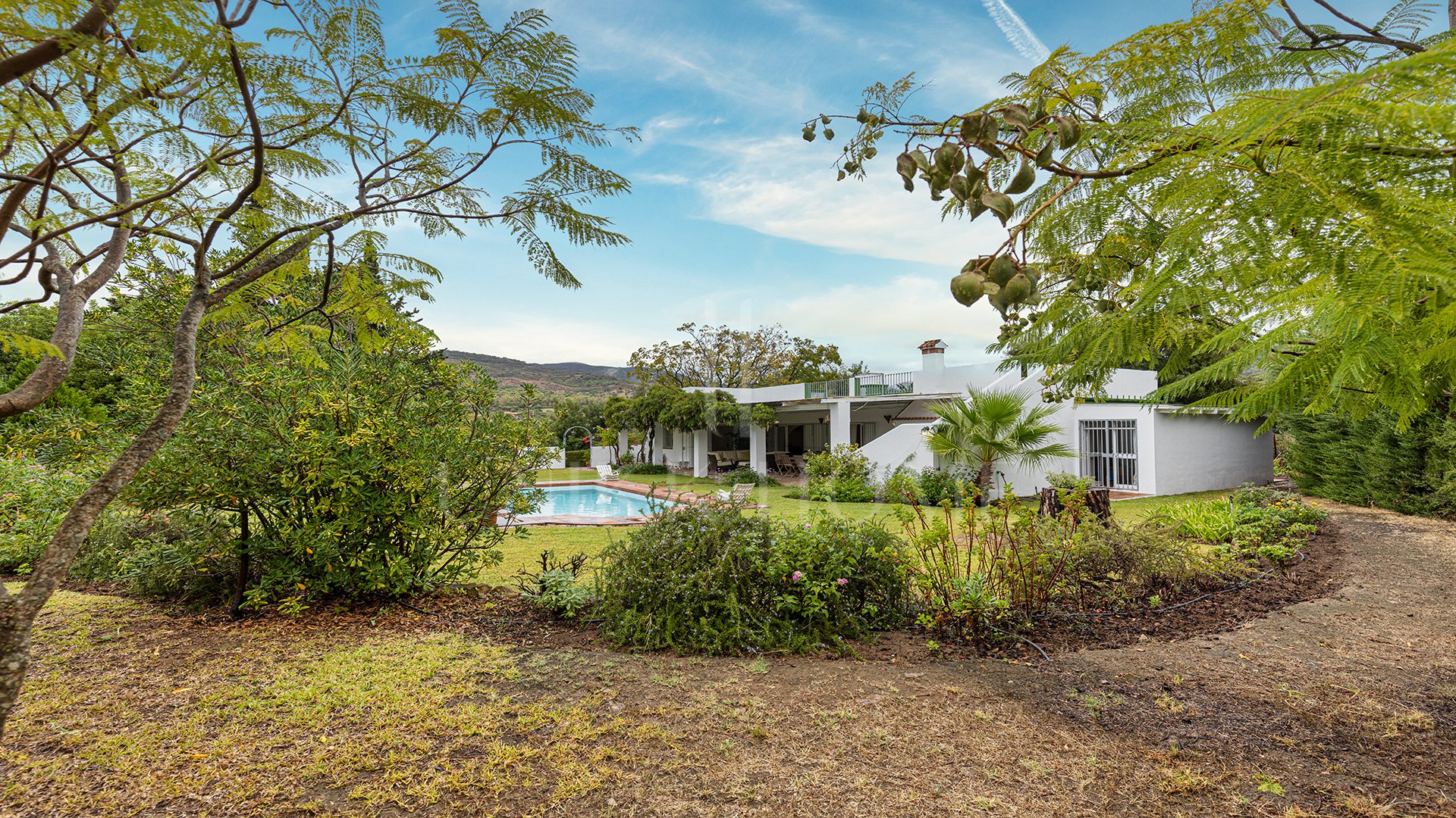 Charming Finca with Private Pool, Solarium, BBQ and Orchard in San Pablo de Buceite