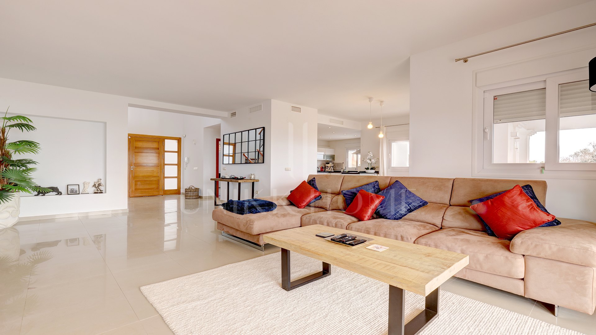 Elegante Villa de 4 Dormitorios con Vistas Panorámicas al Mar en La Paloma, Manilva