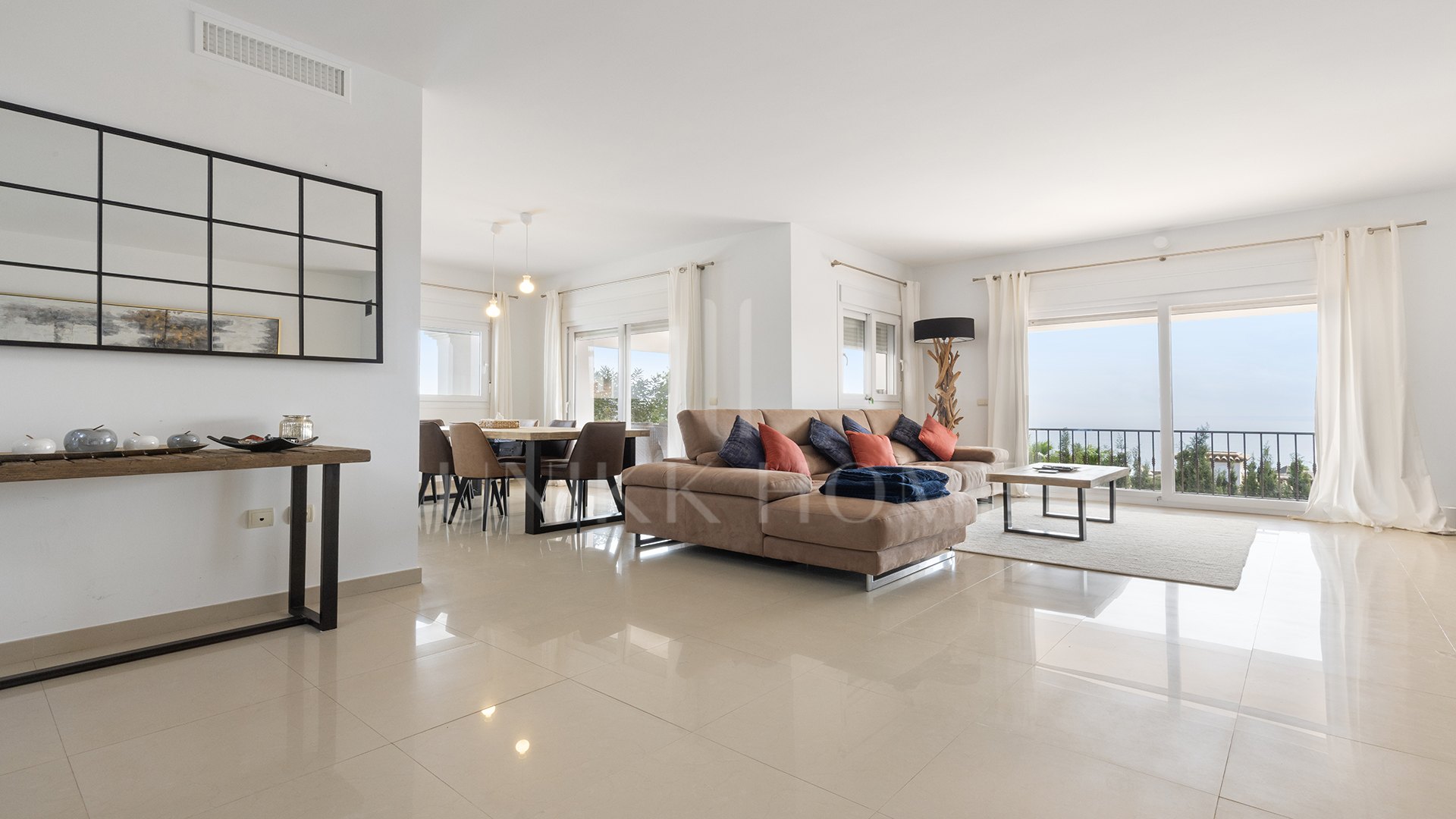 Elegante Villa de 4 Dormitorios con Vistas Panorámicas al Mar en La Paloma, Manilva