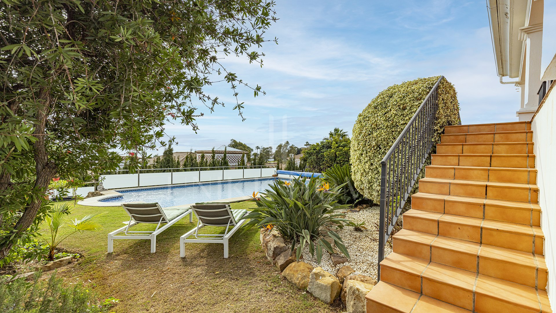 Elegante Villa de 4 Dormitorios con Vistas Panorámicas al Mar en La Paloma, Manilva