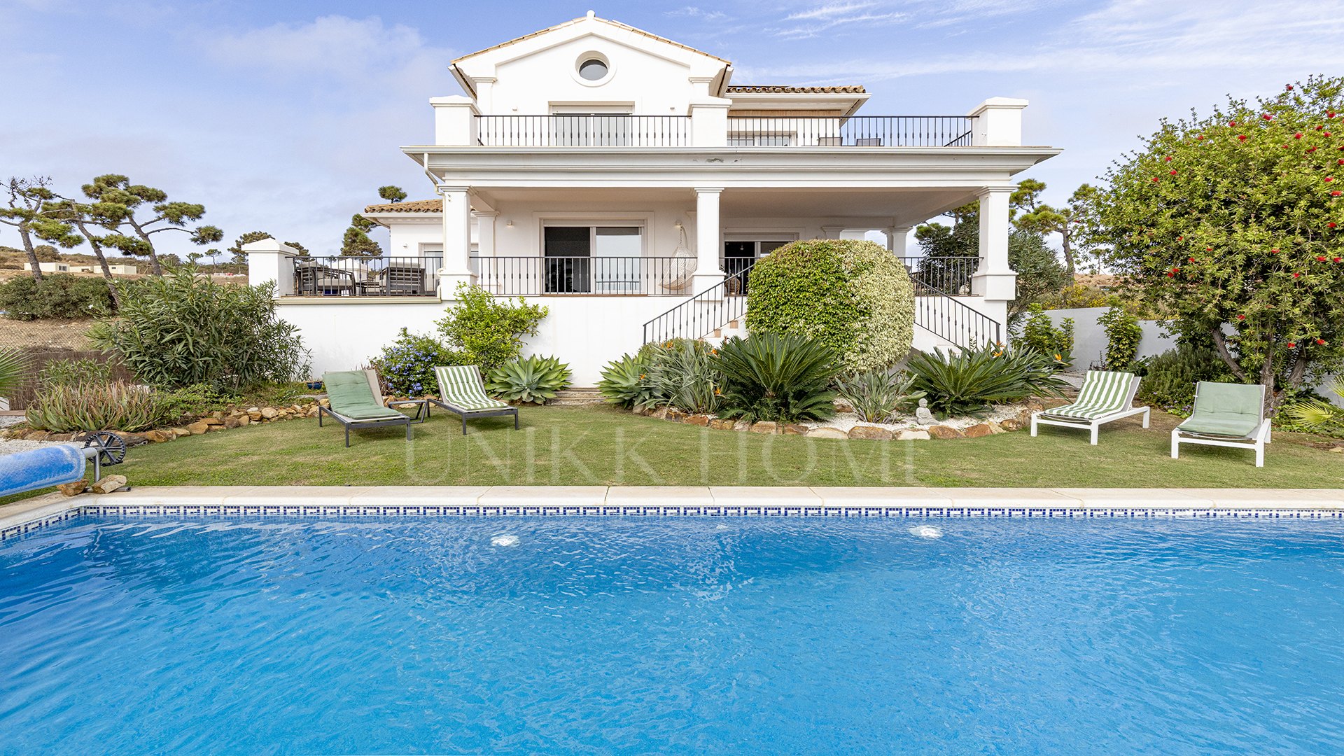 Elegante Villa de 4 Dormitorios con Vistas Panorámicas al Mar en La Paloma, Manilva