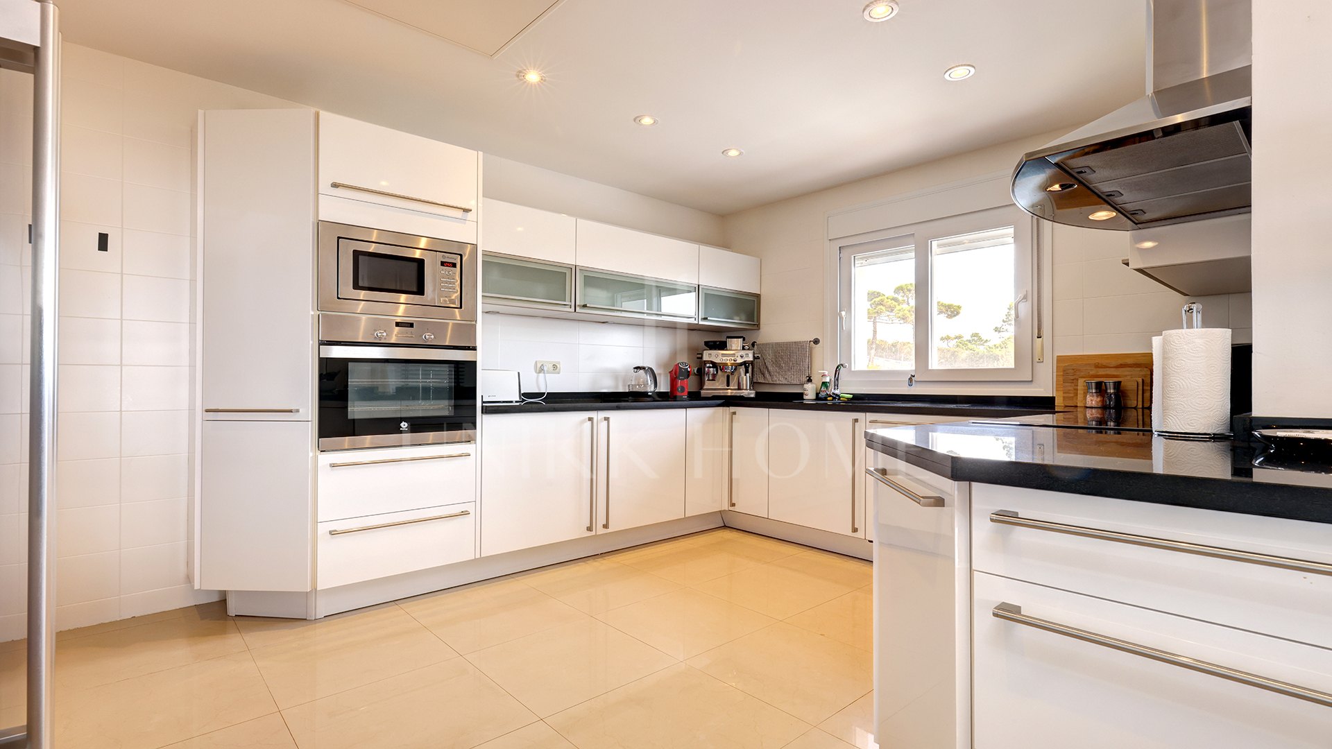 Elegante Villa de 4 Dormitorios con Vistas Panorámicas al Mar en La Paloma, Manilva