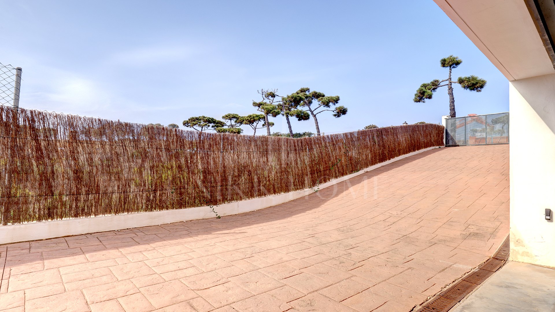 Elegante Villa de 4 Dormitorios con Vistas Panorámicas al Mar en La Paloma, Manilva