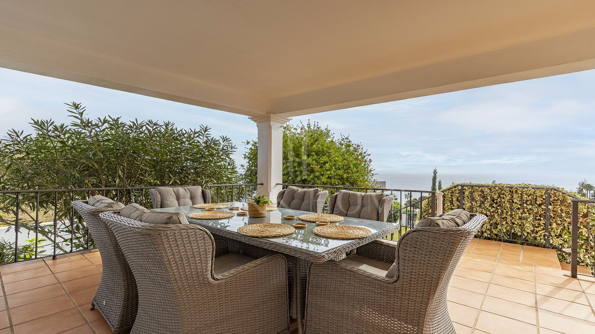 Elegante Villa de 4 Dormitorios con Vistas Panorámicas al Mar en La Paloma, Manilva