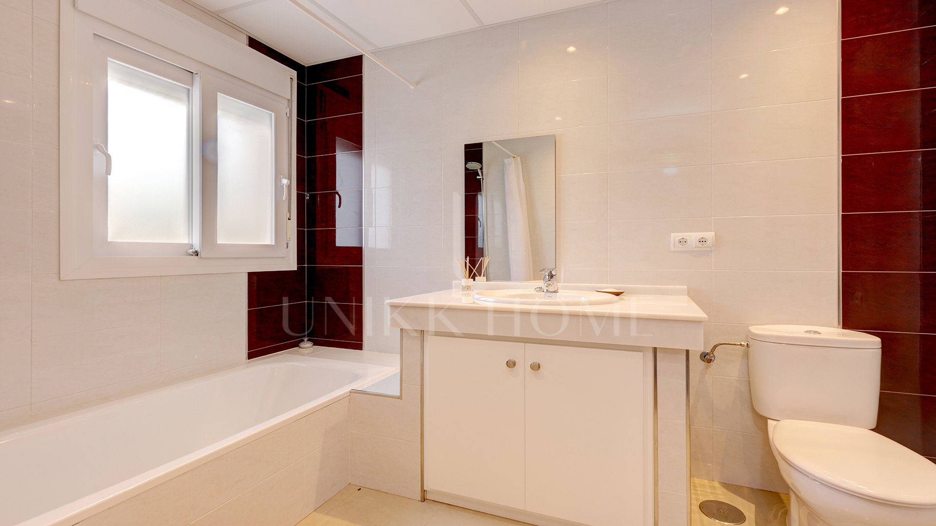 Elegante Villa de 4 Dormitorios con Vistas Panorámicas al Mar en La Paloma, Manilva