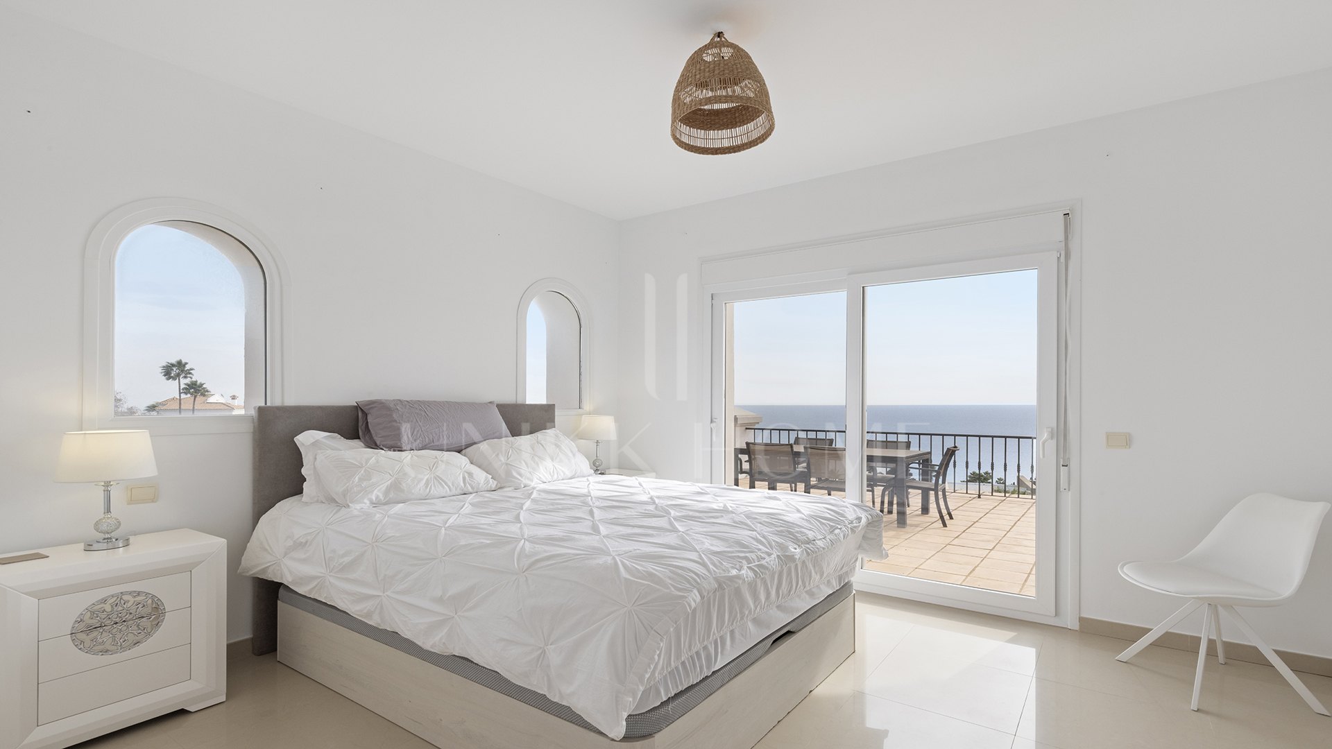 Elegante Villa de 4 Dormitorios con Vistas Panorámicas al Mar en La Paloma, Manilva