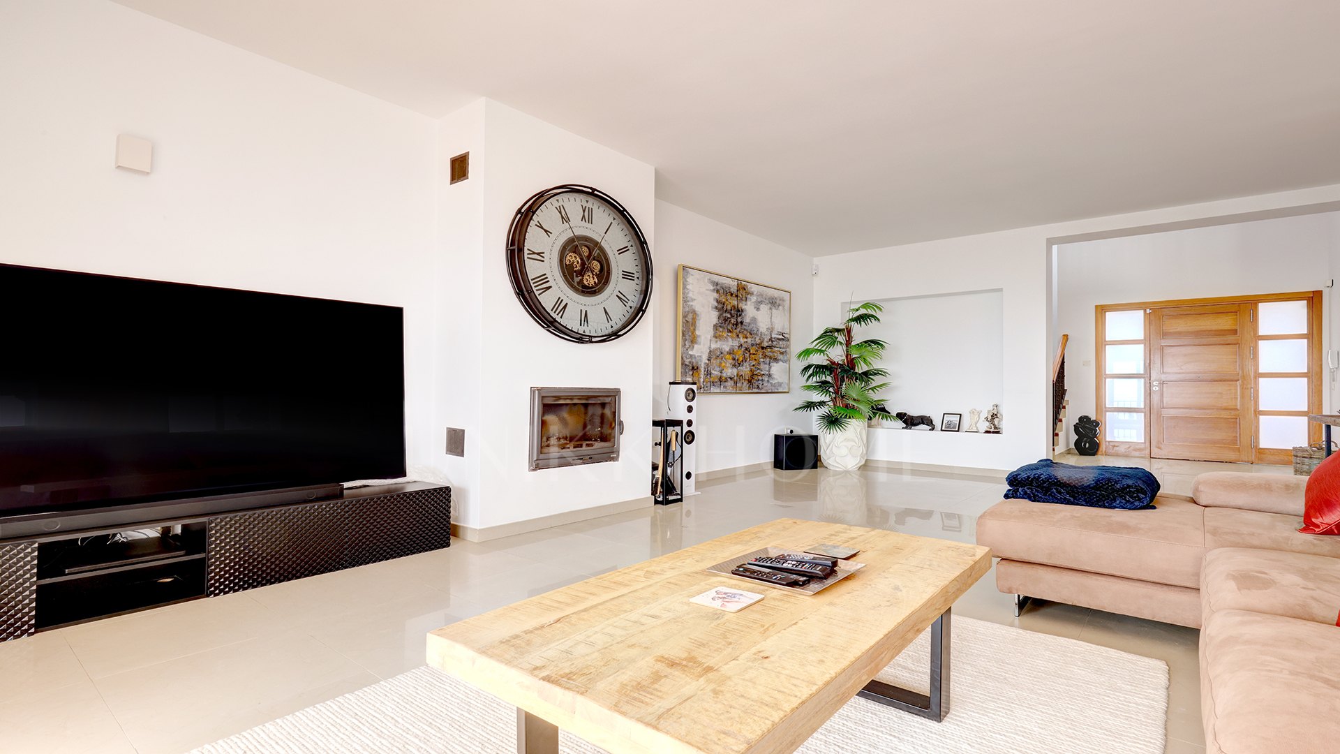 Elegante Villa de 4 Dormitorios con Vistas Panorámicas al Mar en La Paloma, Manilva