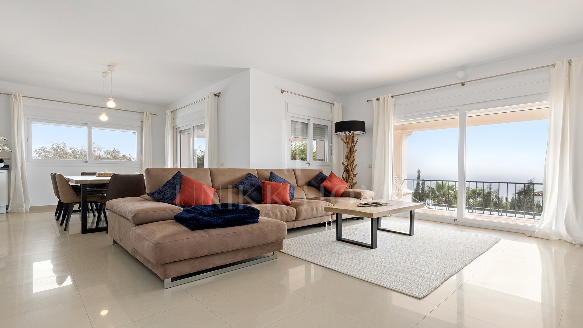 Elegante Villa de 4 Dormitorios con Vistas Panorámicas al Mar en La Paloma, Manilva