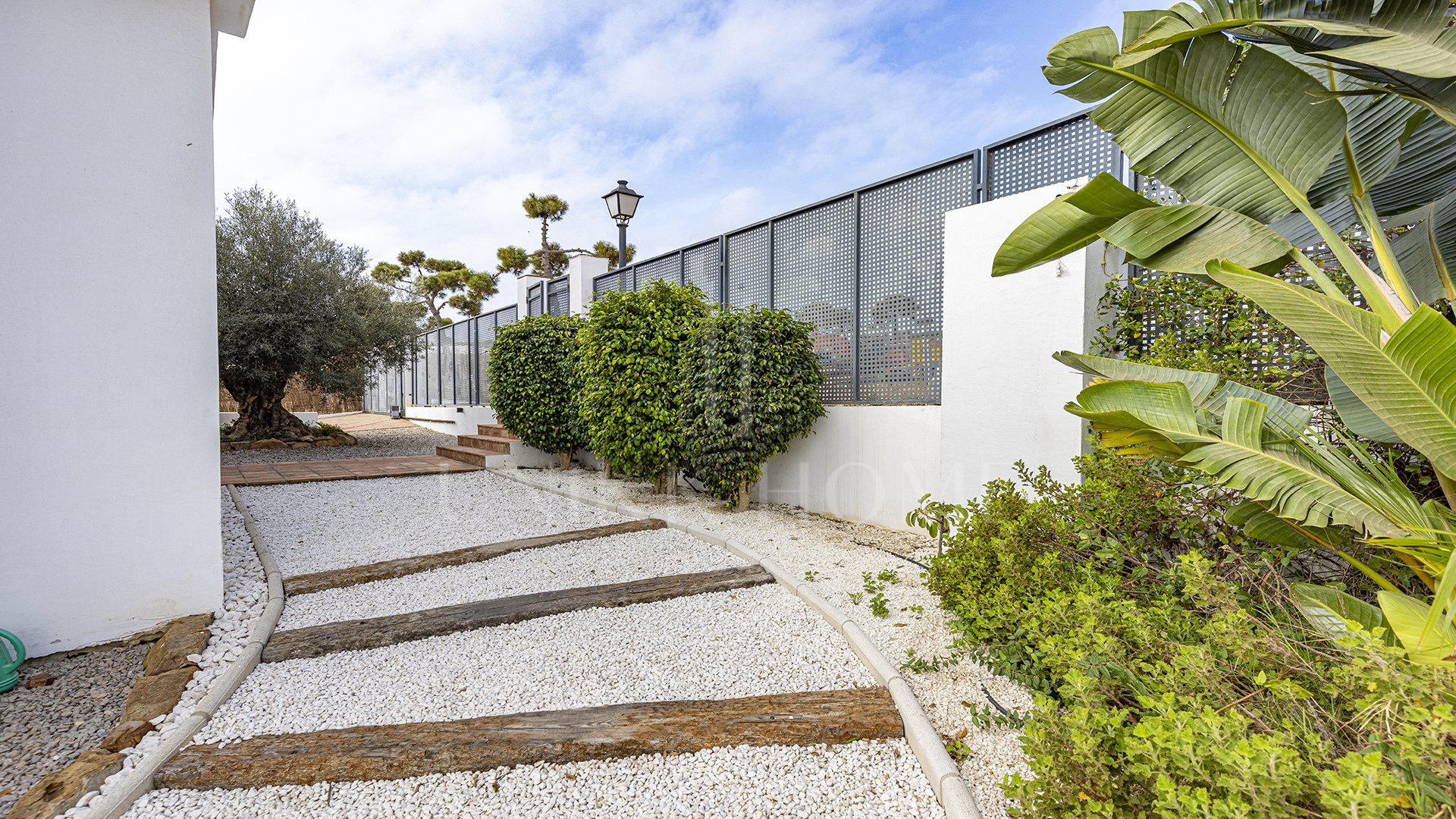 Elegante Villa de 4 Dormitorios con Vistas Panorámicas al Mar en La Paloma, Manilva