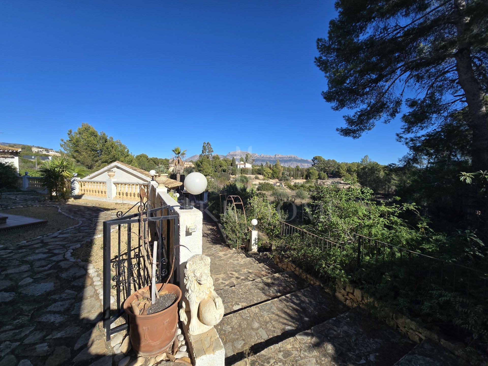 Exclusive detached villa located in one of the most sought-after areas of L'Alfàs del Pi