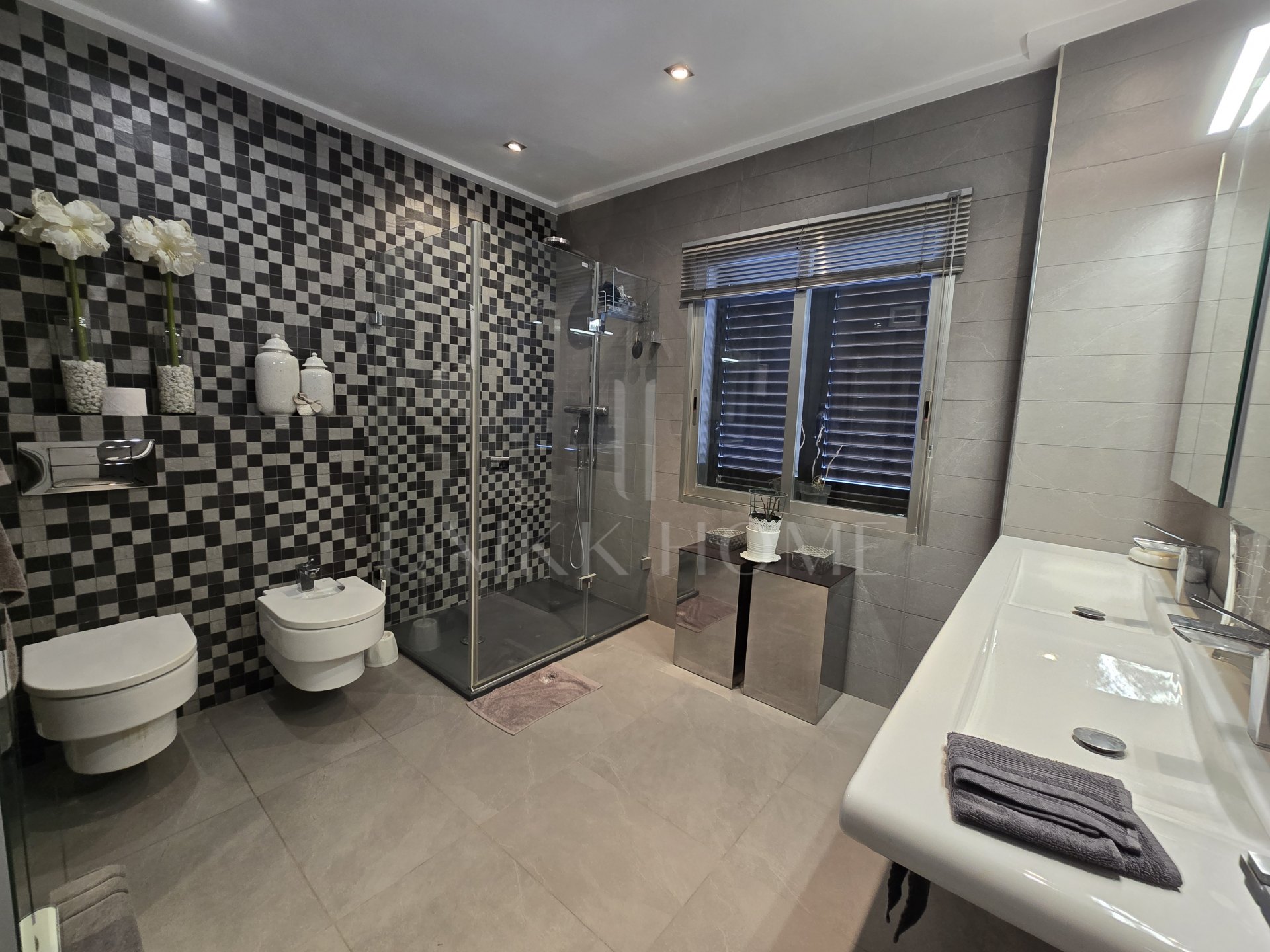 Exclusive beachfront apartment