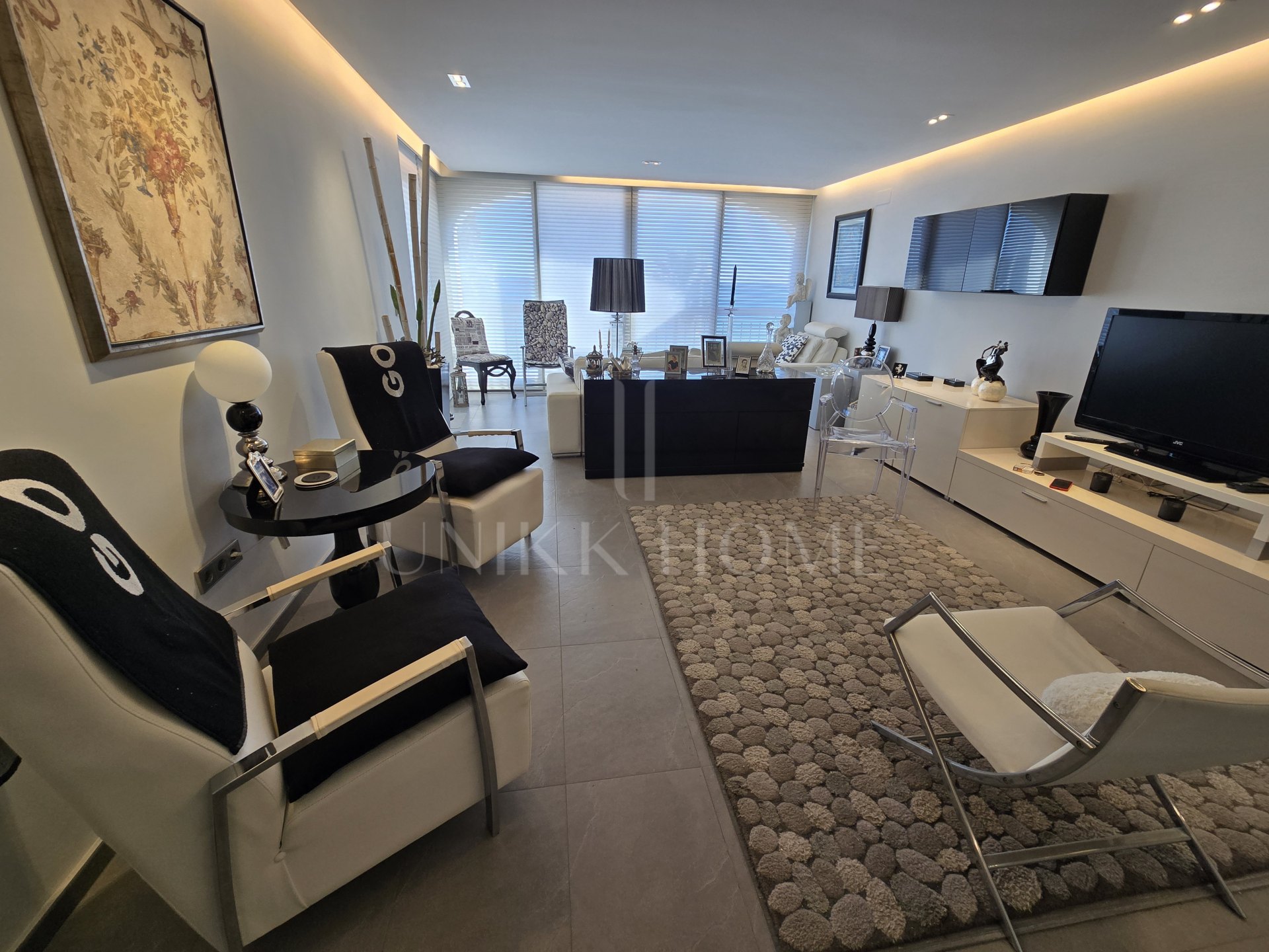 Exclusive beachfront apartment