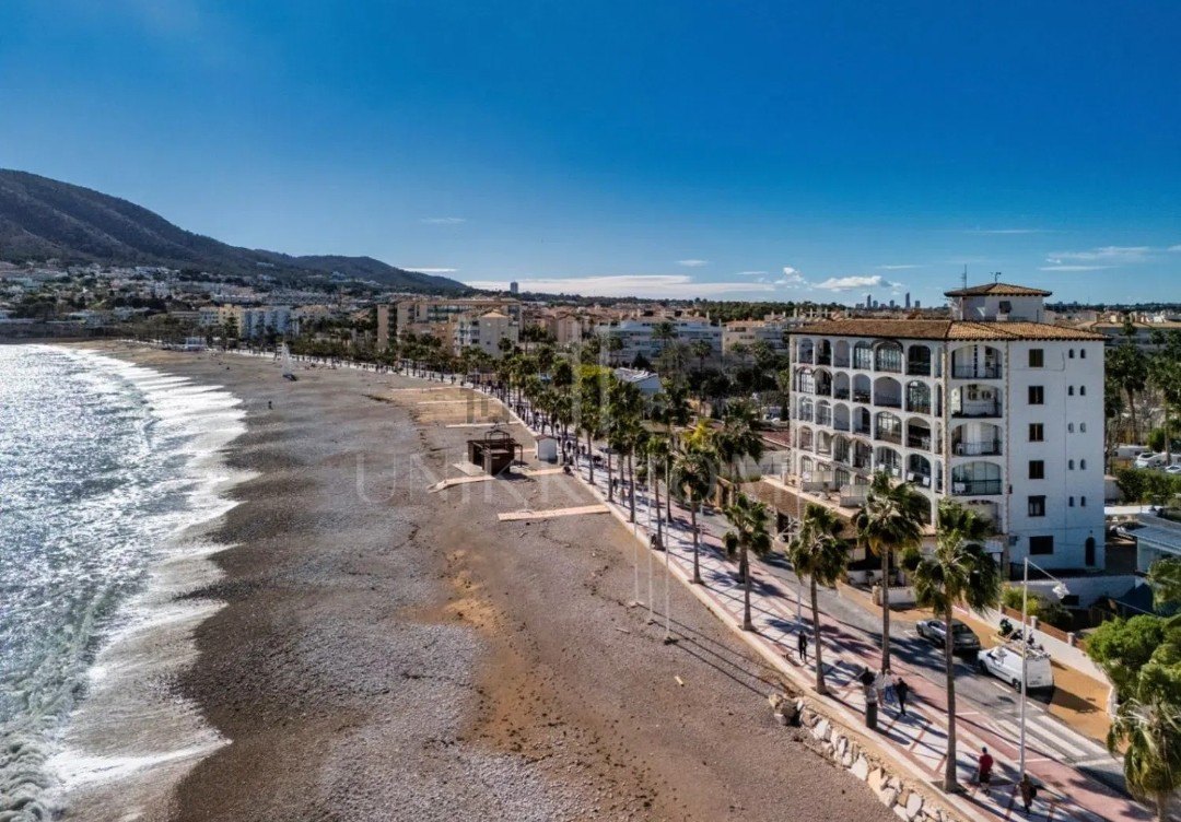 Exclusive beachfront apartment