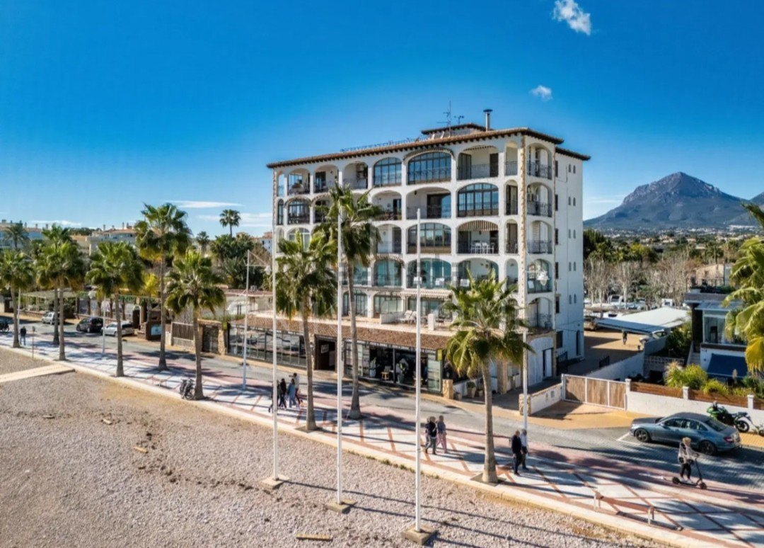 Exclusive beachfront apartment