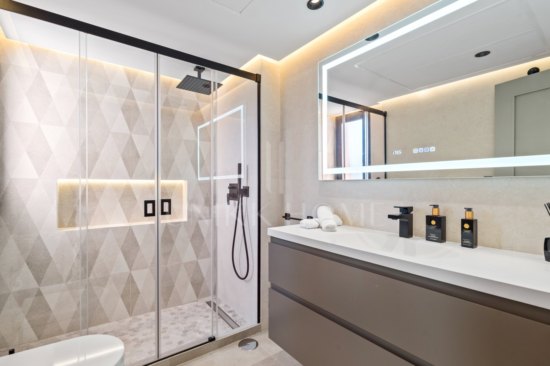 Sea View Luxury Penthouse - Newly Renovated on the Beach Side New Golden Mile