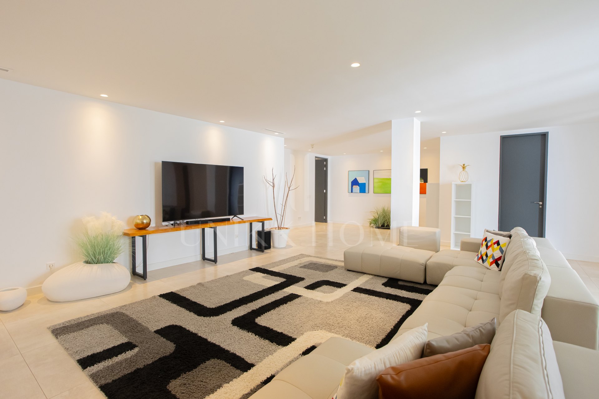 Impresionante y moderna villa de 6 dormitorios disponible para alquiler a largo plazo a partir de ahora.