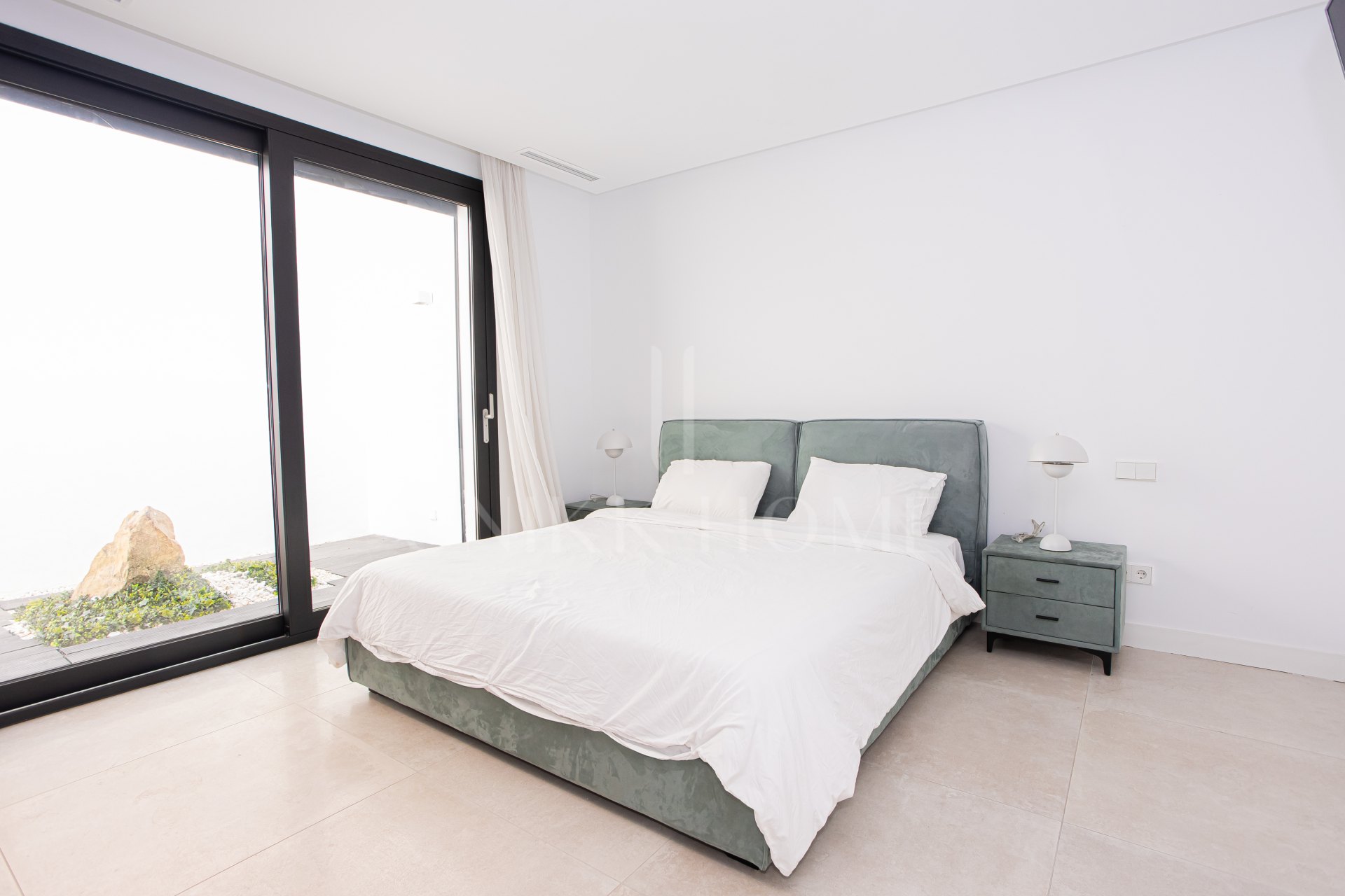 Impresionante y moderna villa de 6 dormitorios disponible para alquiler a largo plazo a partir de ahora.