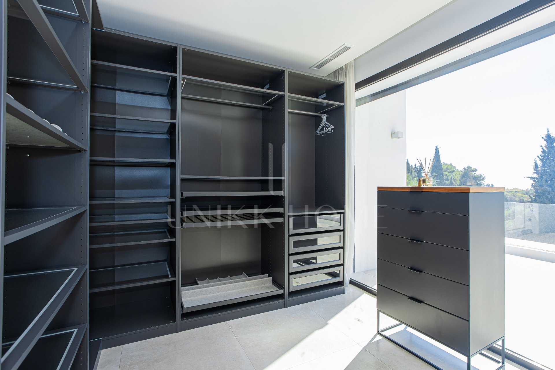 Impresionante y moderna villa de 6 dormitorios disponible para alquiler a largo plazo a partir de ahora.