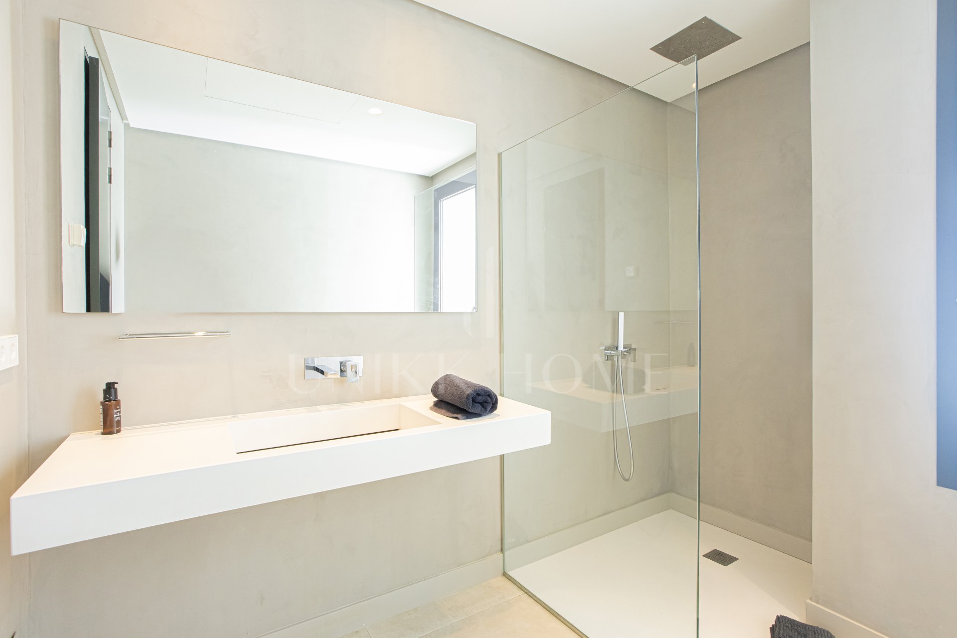 Impresionante y moderna villa de 6 dormitorios disponible para alquiler a largo plazo a partir de ahora.