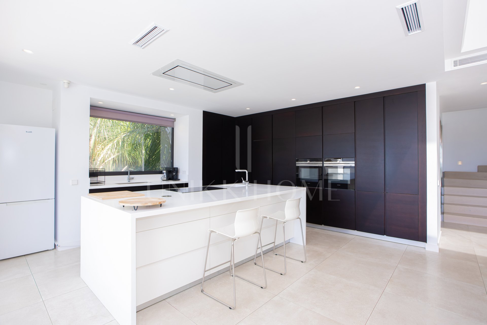 Impresionante y moderna villa de 6 dormitorios disponible para alquiler a largo plazo a partir de ahora.