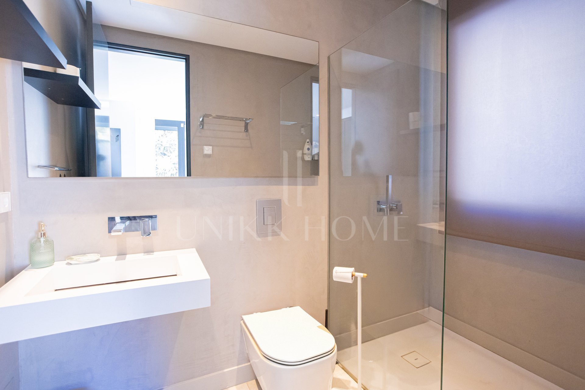 Impresionante y moderna villa de 6 dormitorios disponible para alquiler a largo plazo a partir de ahora.