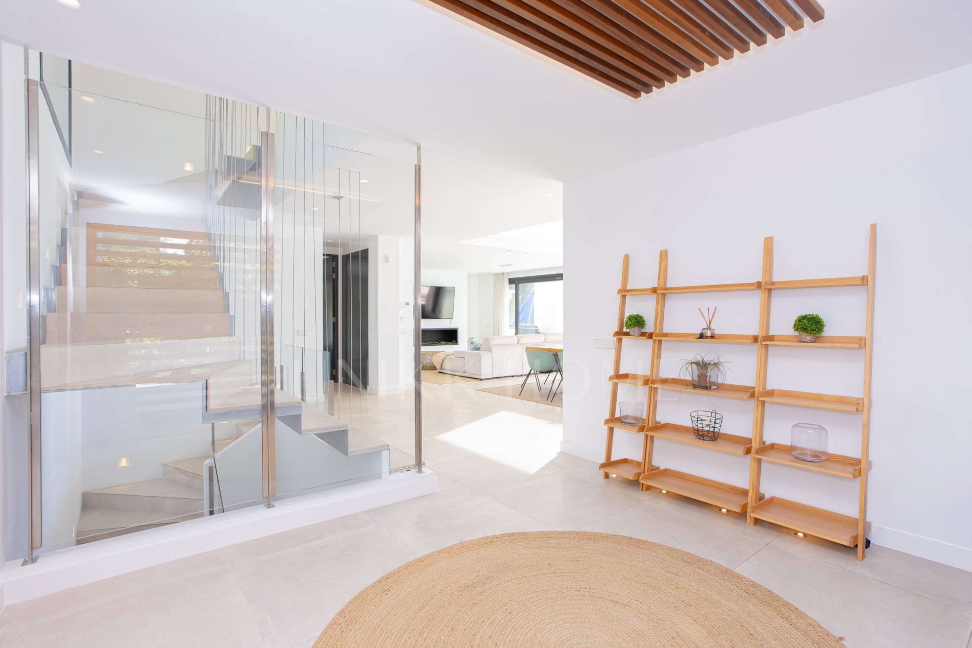 Impresionante y moderna villa de 6 dormitorios disponible para alquiler a largo plazo a partir de ahora.