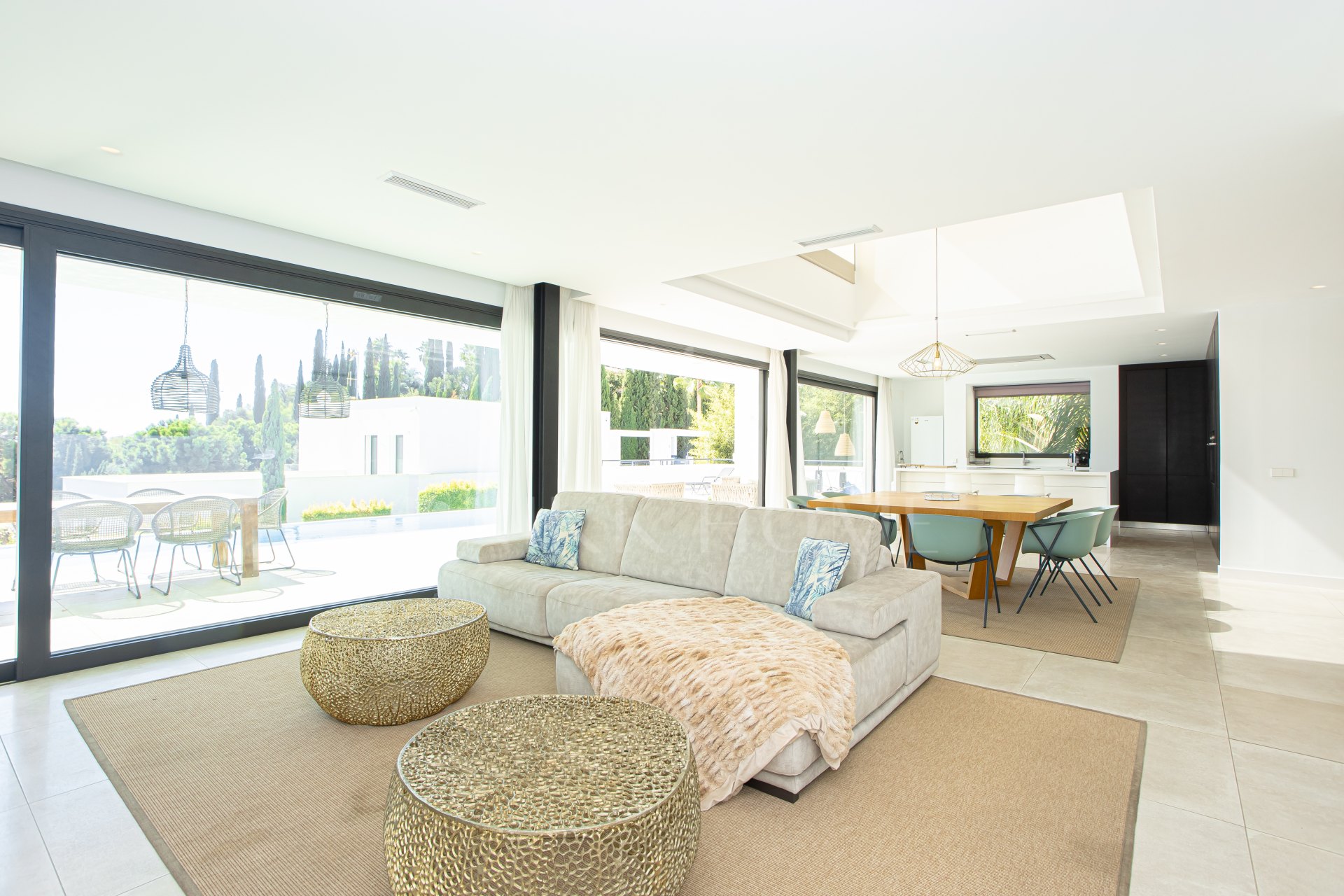 Impresionante y moderna villa de 6 dormitorios disponible para alquiler a largo plazo a partir de ahora.