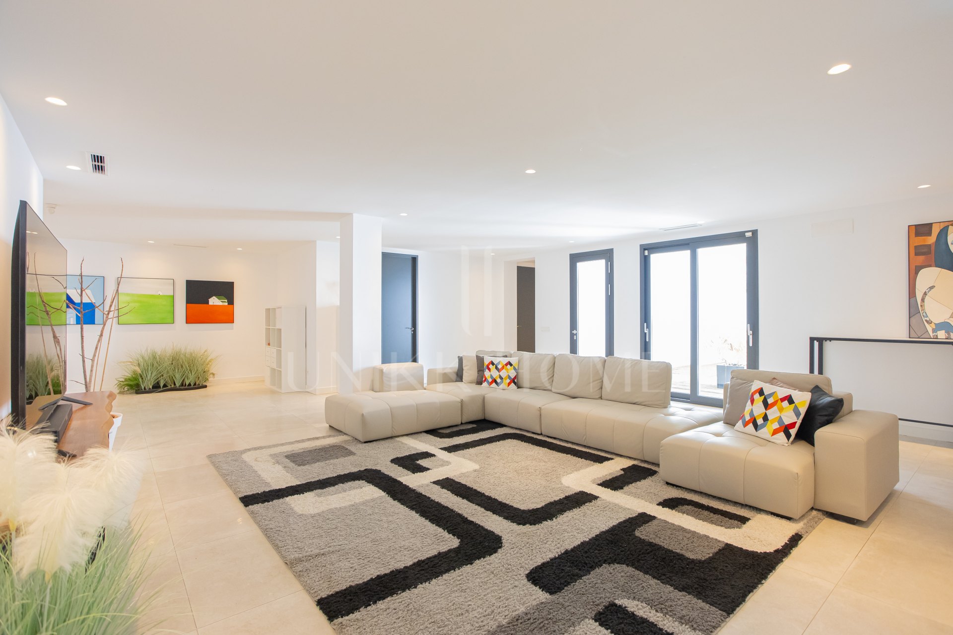 Impresionante y moderna villa de 6 dormitorios disponible para alquiler a largo plazo a partir de ahora.