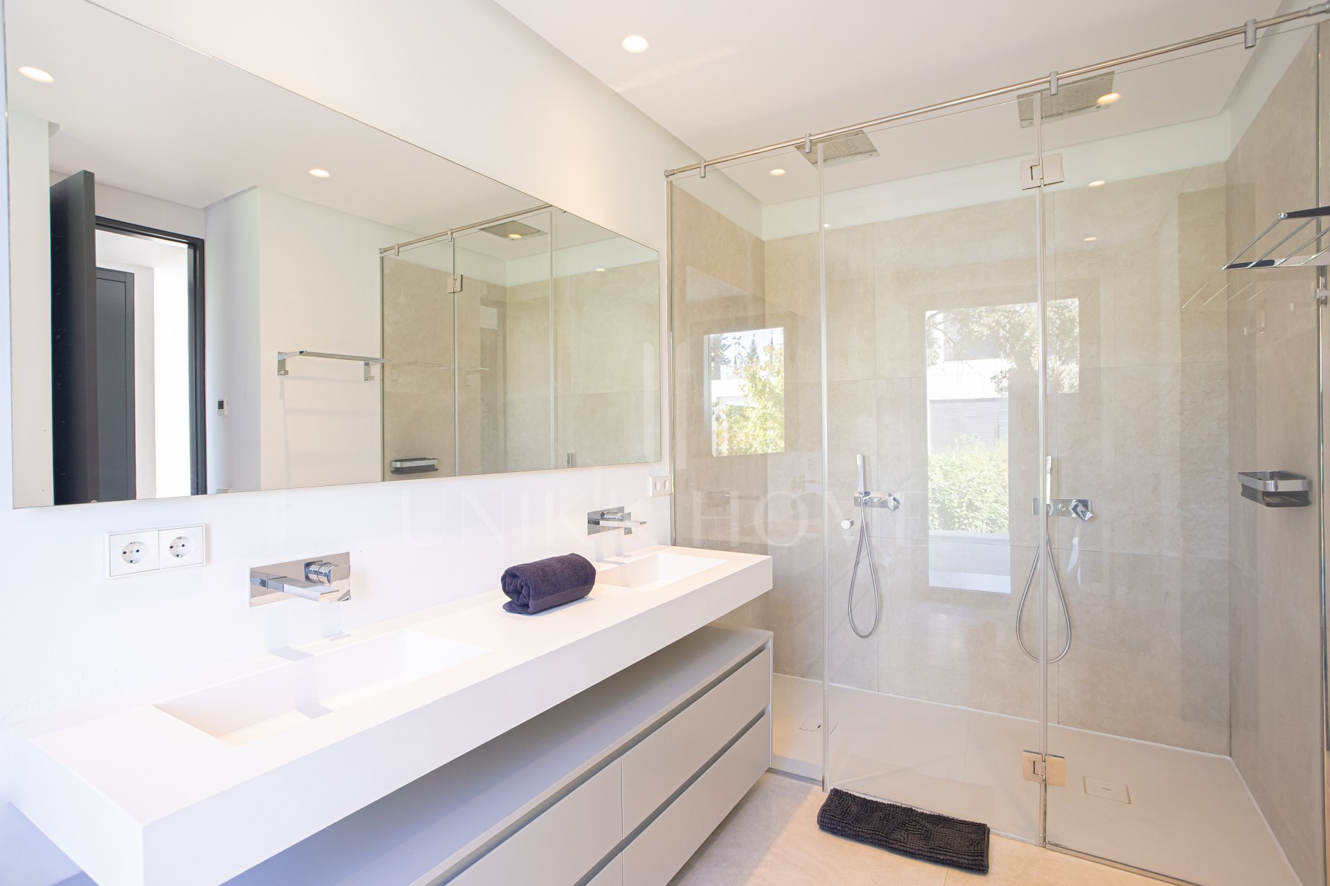 Impresionante y moderna villa de 6 dormitorios disponible para alquiler a largo plazo a partir de ahora.