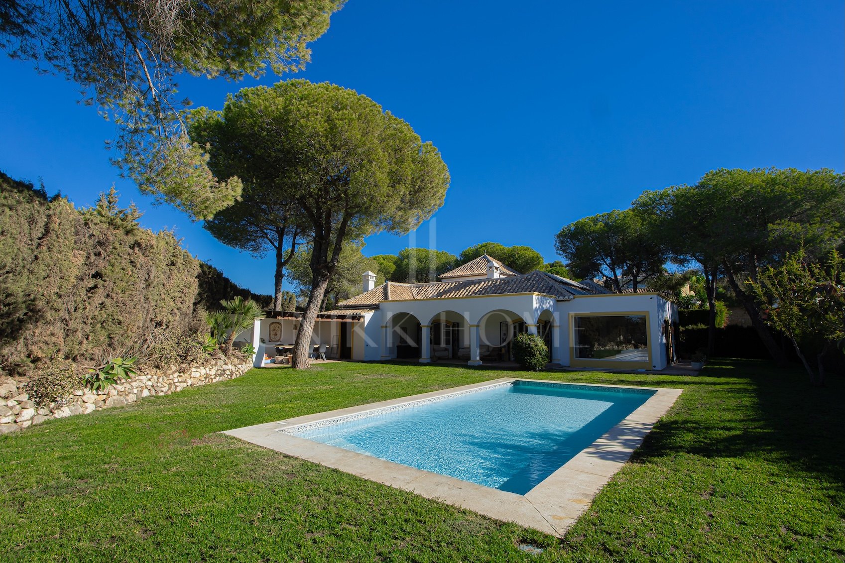 Impresionante villa de 4 dormitorios recién reformada en El Paraíso