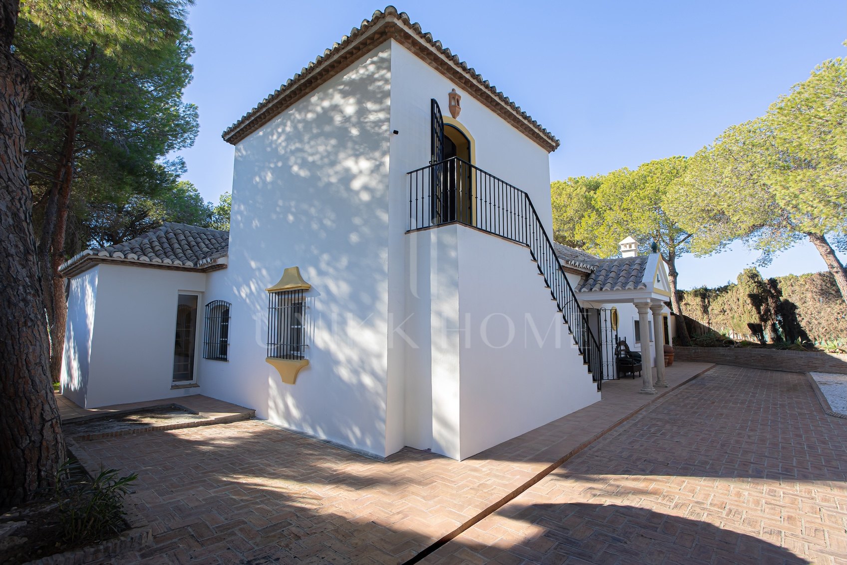 Impresionante villa de 4 dormitorios recién reformada en El Paraíso