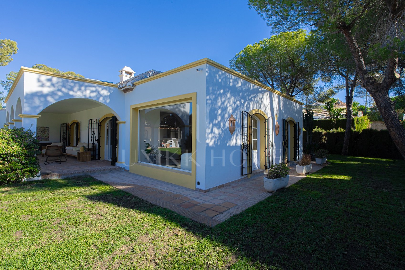 Impresionante villa de 4 dormitorios recién reformada en El Paraíso