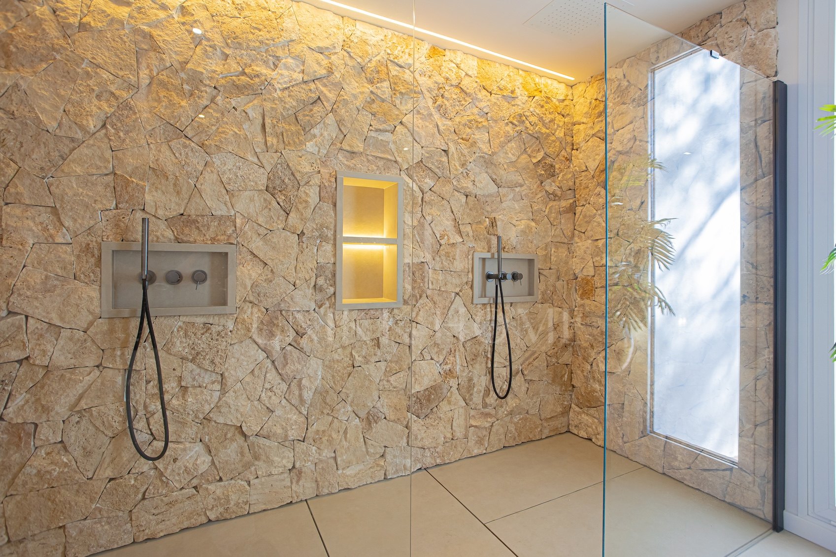 Impresionante villa de 4 dormitorios recién reformada en El Paraíso