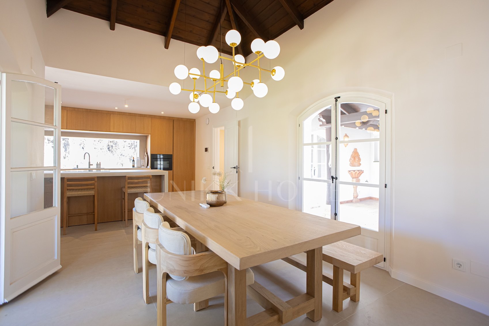 Impresionante villa de 4 dormitorios recién reformada en El Paraíso