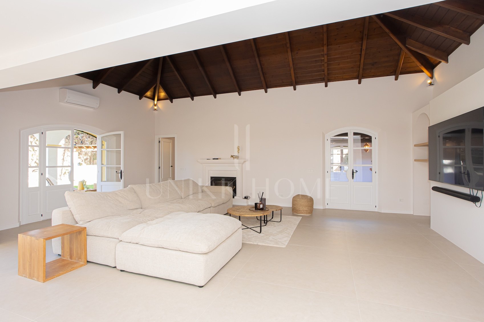 Impresionante villa de 4 dormitorios recién reformada en El Paraíso